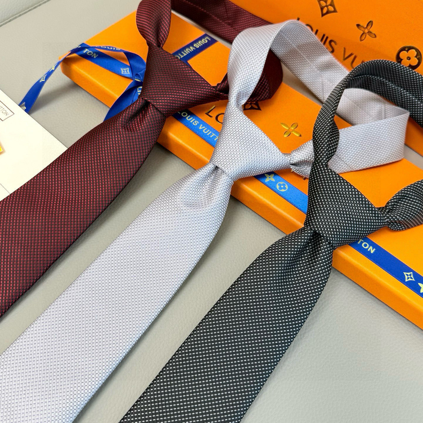 特价💰L编织格纹领带👔👔，稀有😻😻展现精湛手工与时尚优雅的理想选择，此款真丝织就的Diamonds V领
