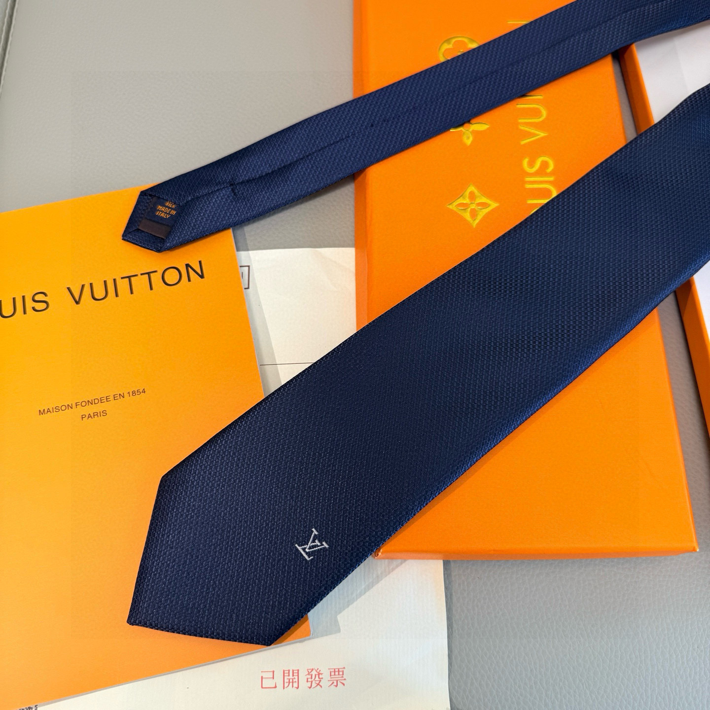 特价💰L编织格纹领带👔👔，稀有😻😻展现精湛手工与时尚优雅的理想选择，此款真丝织就的Diamonds V领