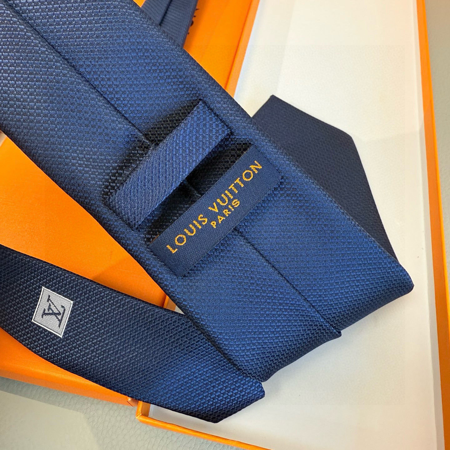 特价💰L编织格纹领带👔👔，稀有😻😻展现精湛手工与时尚优雅的理想选择，此款真丝织就的Diamonds V领