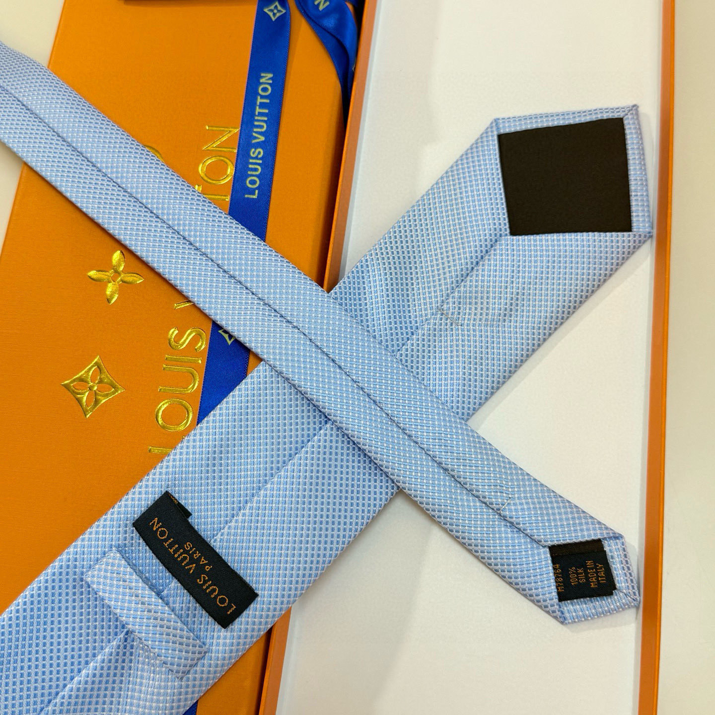 特价💰L编织格纹领带👔👔，稀有😻😻展现精湛手工与时尚优雅的理想选择，此款真丝织就的Diamonds V领