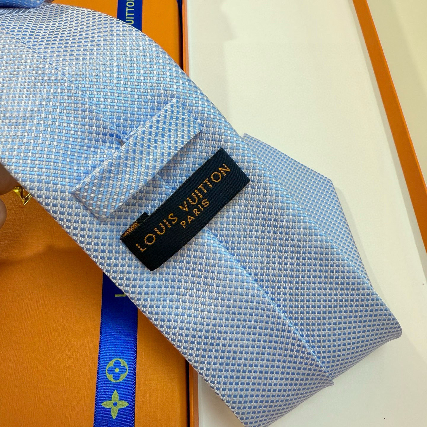 特价💰L编织格纹领带👔👔，稀有😻😻展现精湛手工与时尚优雅的理想选择，此款真丝织就的Diamonds V领