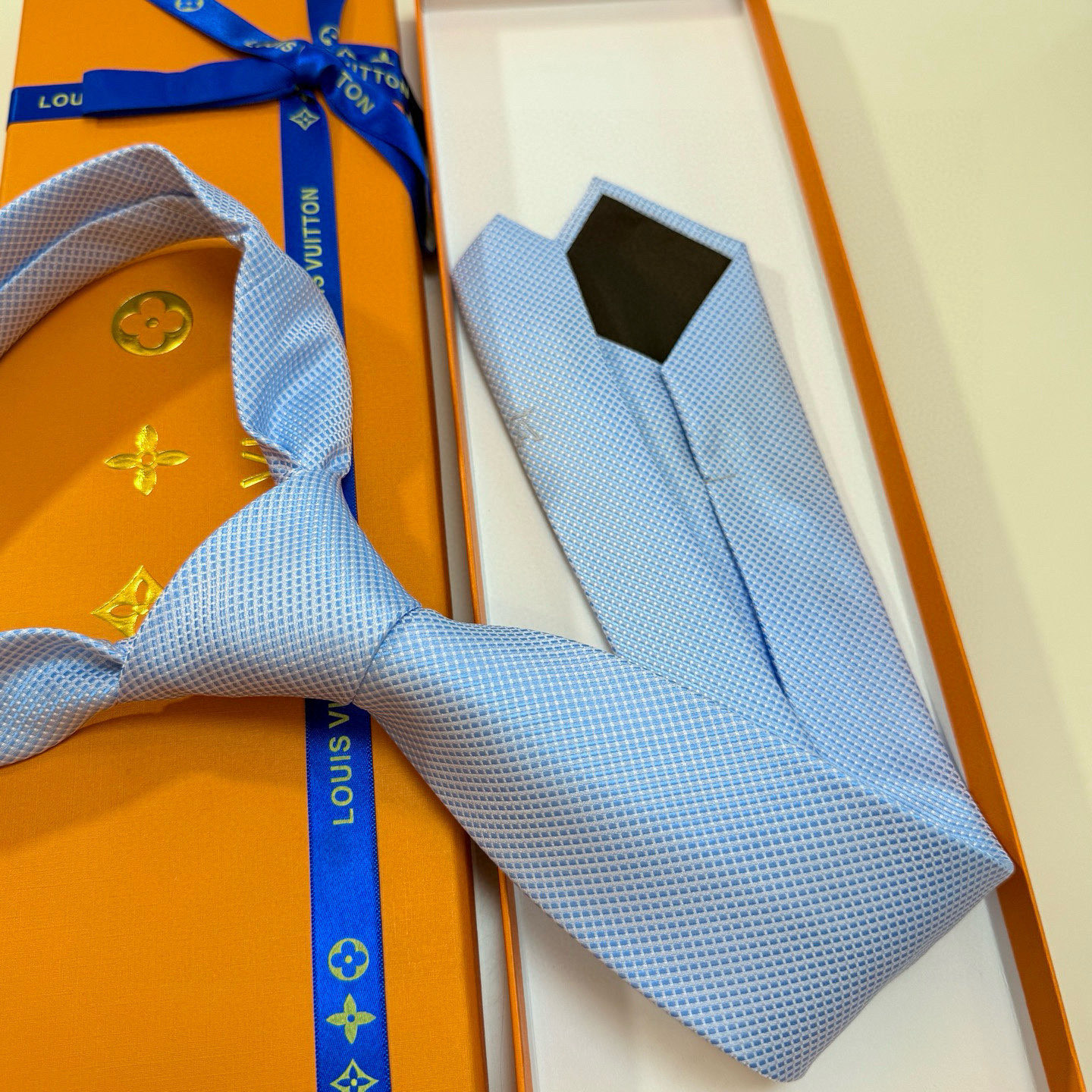 特价💰L编织格纹领带👔👔，稀有😻😻展现精湛手工与时尚优雅的理想选择，此款真丝织就的Diamonds V领