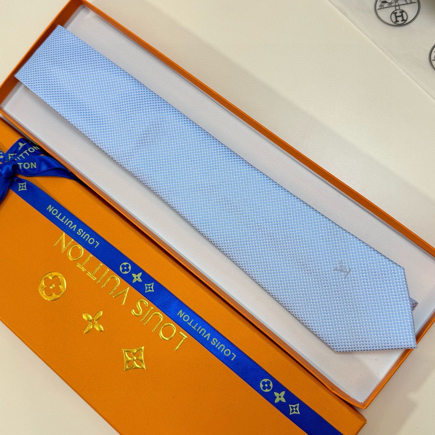 特价💰L编织格纹领带👔👔，稀有😻😻展现精湛手工与时尚优雅的理想选择，此款真丝织就的Diamonds V领