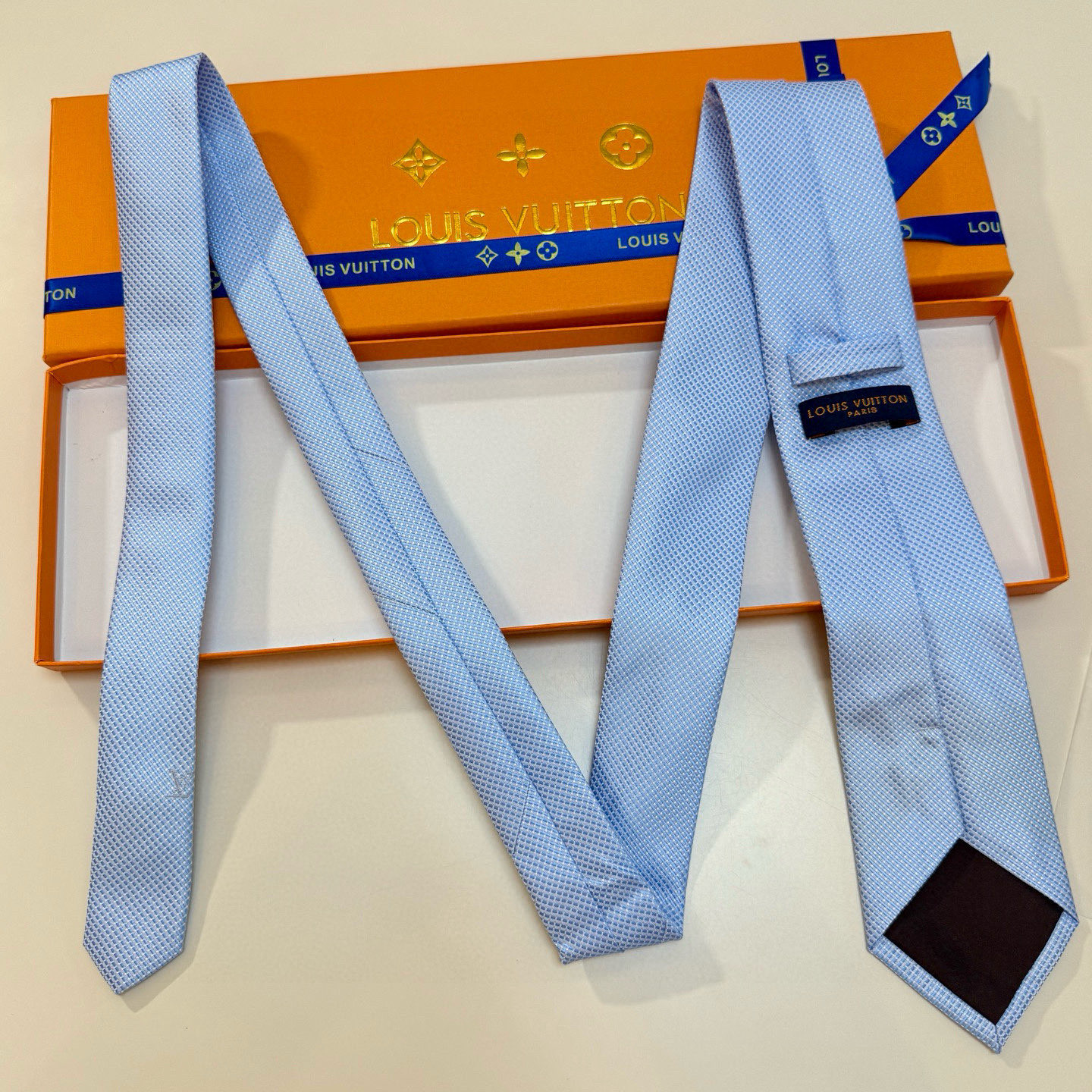 特价💰L编织格纹领带👔👔，稀有😻😻展现精湛手工与时尚优雅的理想选择，此款真丝织就的Diamonds V领