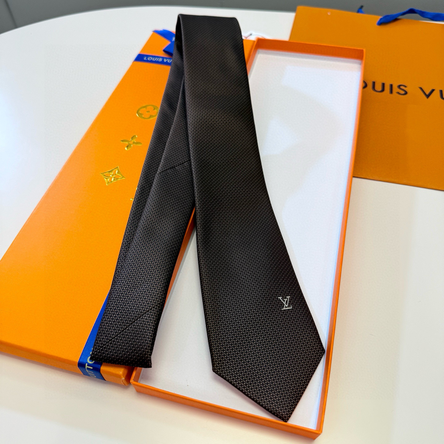 特价💰L编织格纹领带👔👔，稀有😻😻展现精湛手工与时尚优雅的理想选择，此款真丝织就的Diamonds V领
