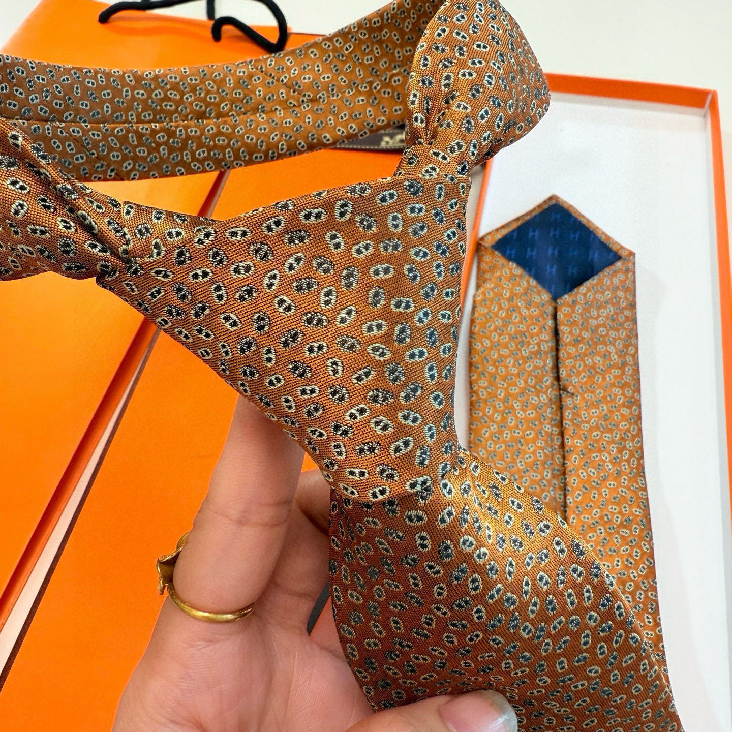 特价💰专柜同步新款【小锚链领带】稀有H家每年都有一千条不同印花的领带面世，从最初的多以几何图案表现骑术活
