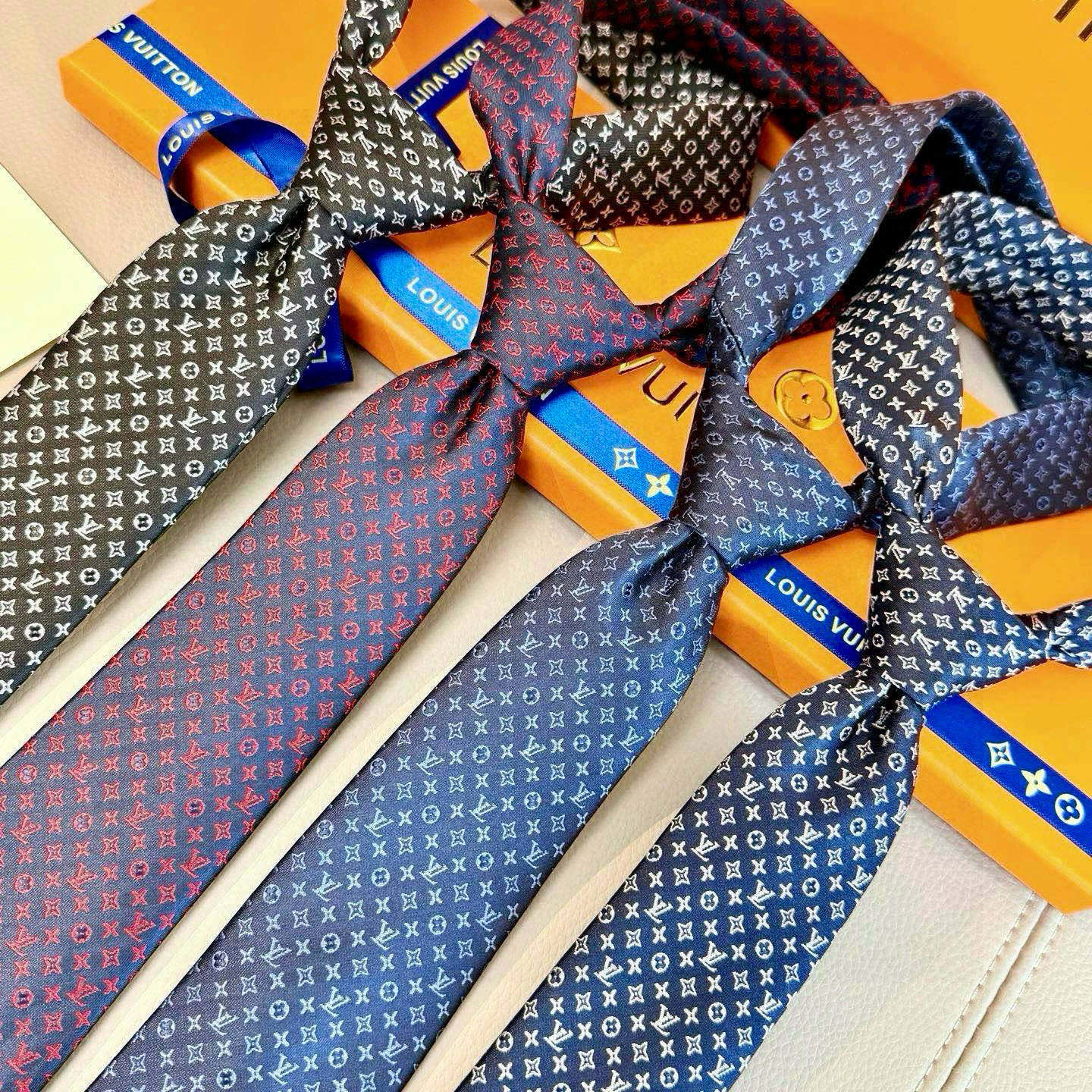 特价特价P男士领带系列【L标识花纹领带】👔👔，稀有😻😻Monogram Classic领带将经典路易威登
