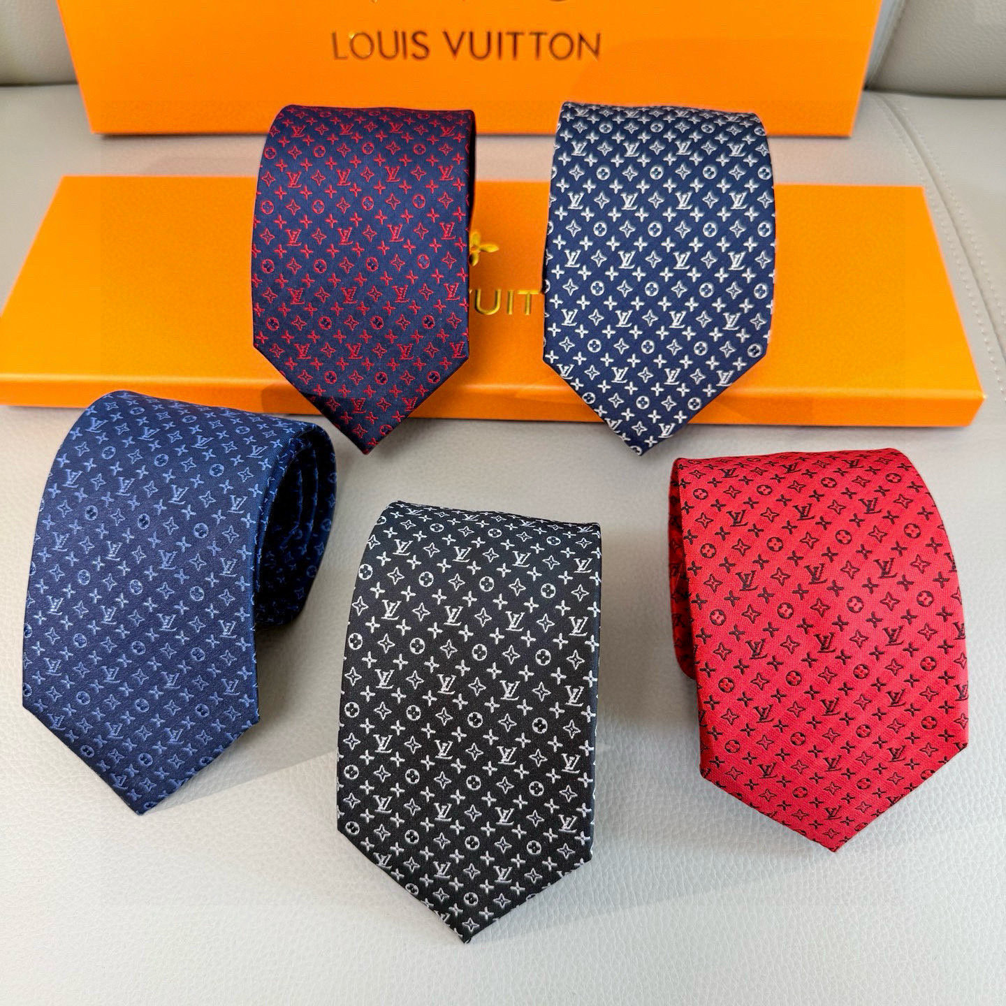 特价特价P男士领带系列【L标识花纹领带】👔👔，稀有😻😻Monogram Classic领带将经典路易威登