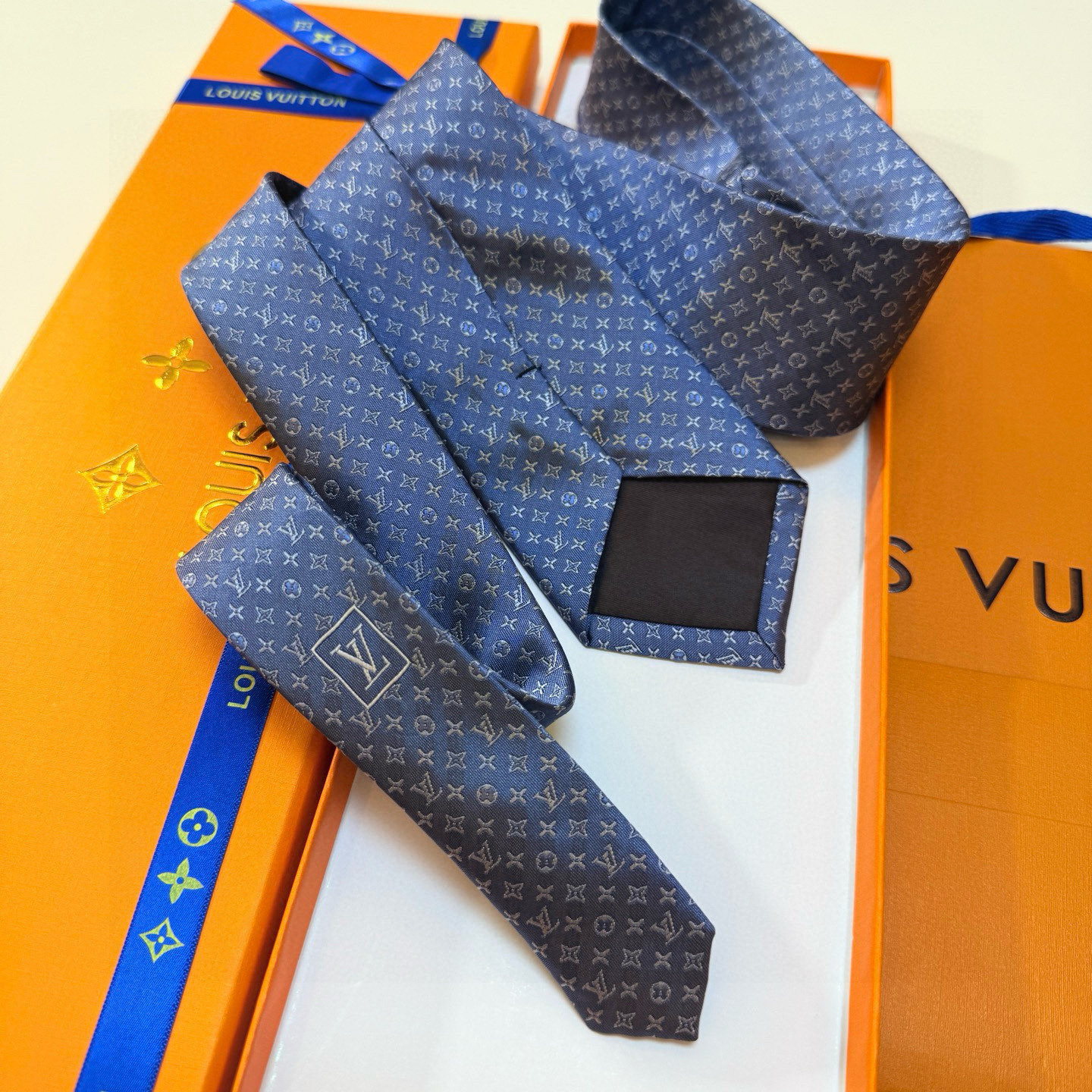 特价特价P男士领带系列【L标识花纹领带】👔👔，稀有😻😻Monogram Classic领带将经典路易威登