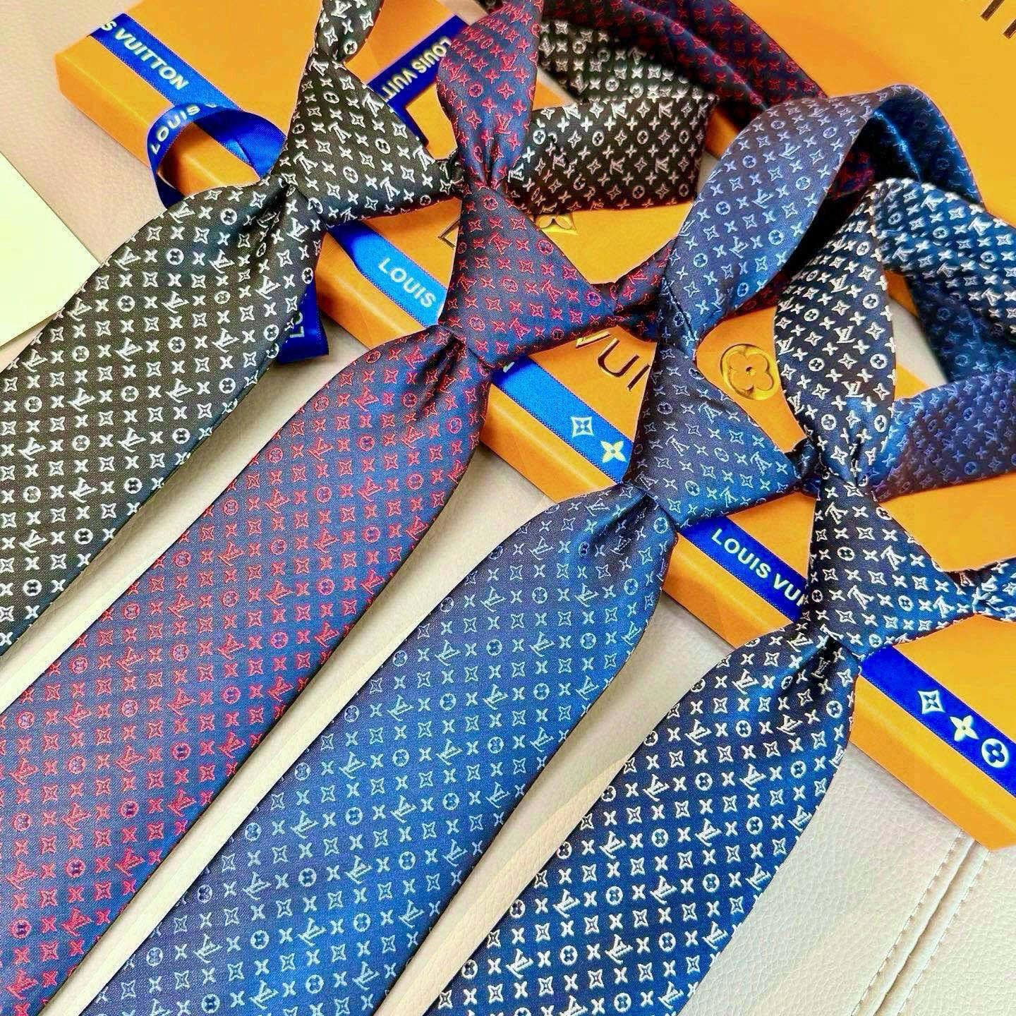 特价特价P男士领带系列【L标识花纹领带】👔👔，稀有😻😻Monogram Classic领带将经典路易威登