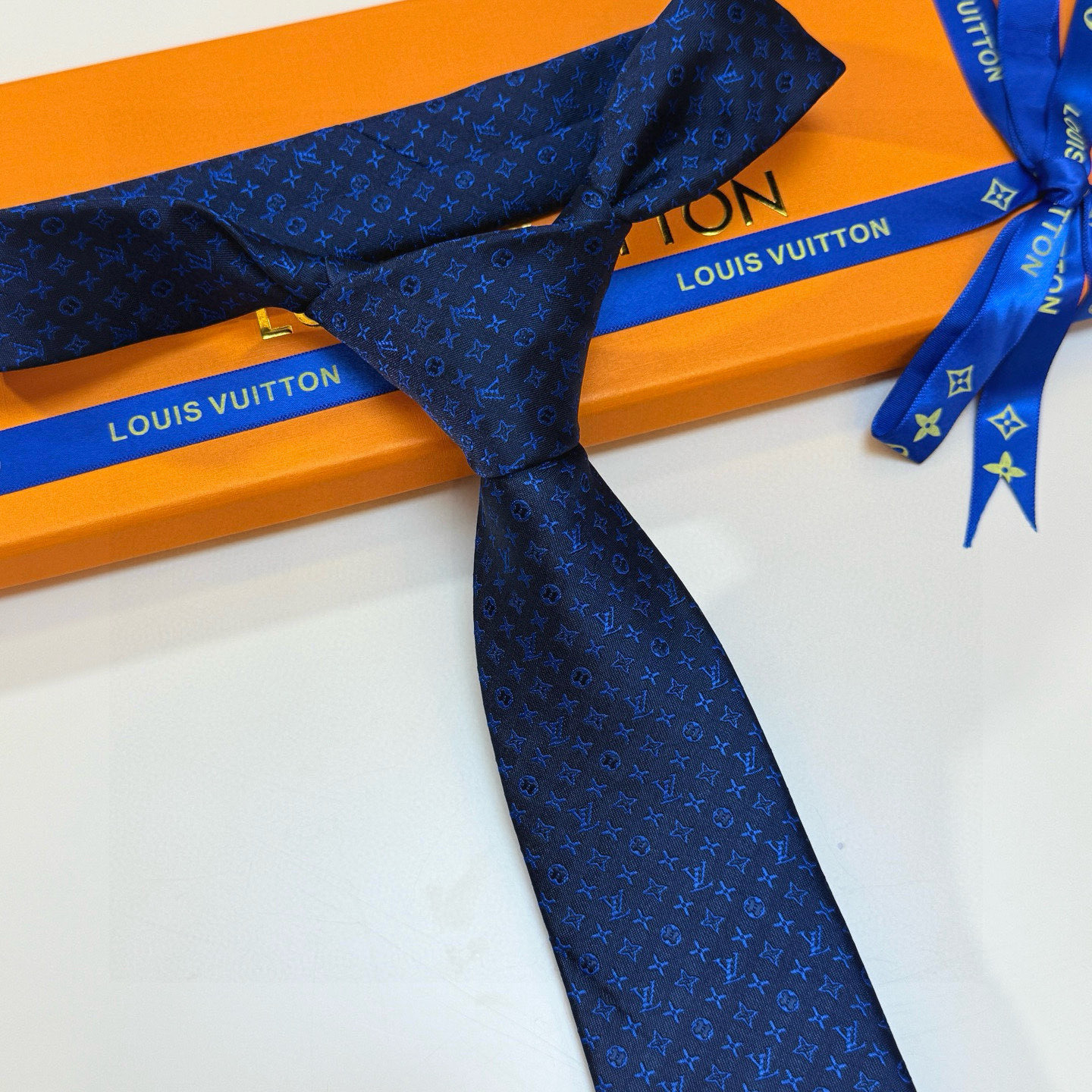 特价特价P男士领带系列【L标识花纹领带】👔👔，稀有😻😻Monogram Classic领带将经典路易威登