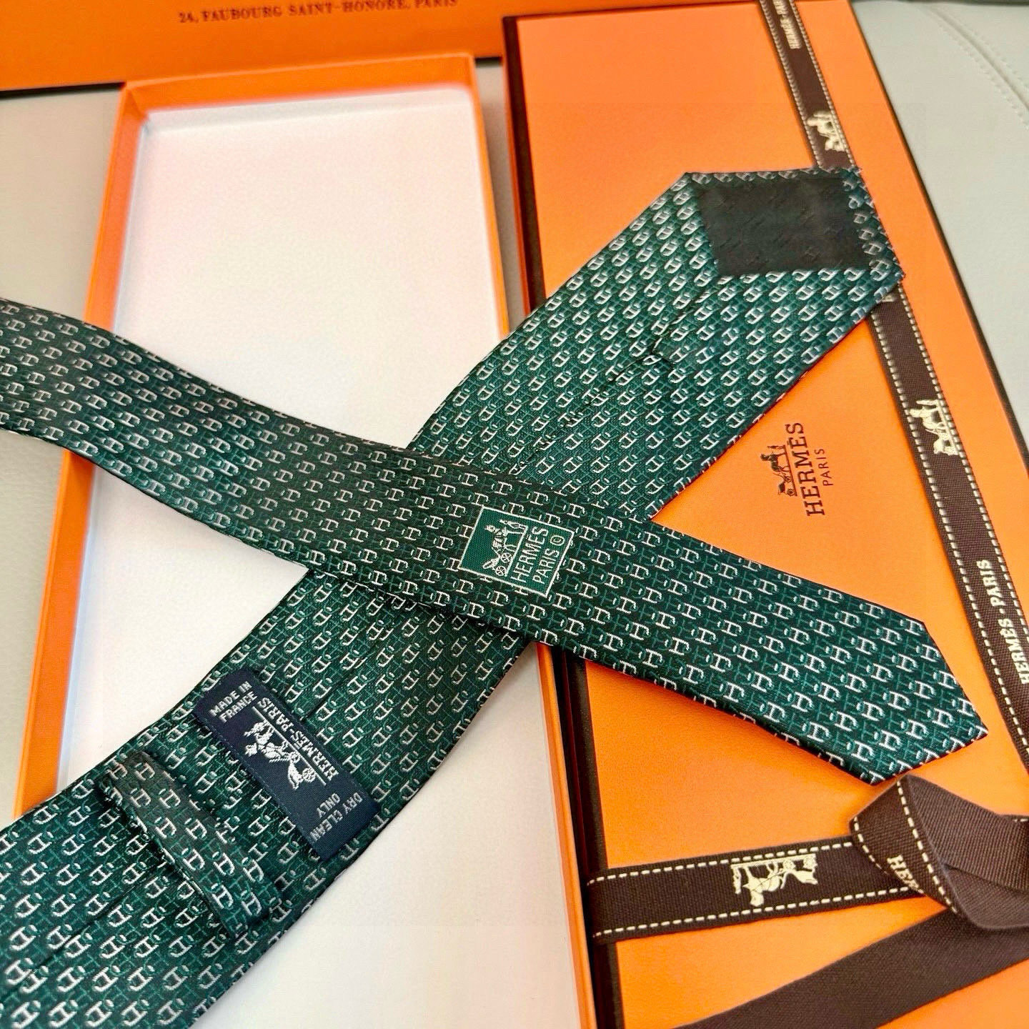 💖特价特价P👨‍⚖👨‍✈ 男士新款领带系列【H双色链环领带】👔👔，稀有H家每年都有一千条不同印花的领带面