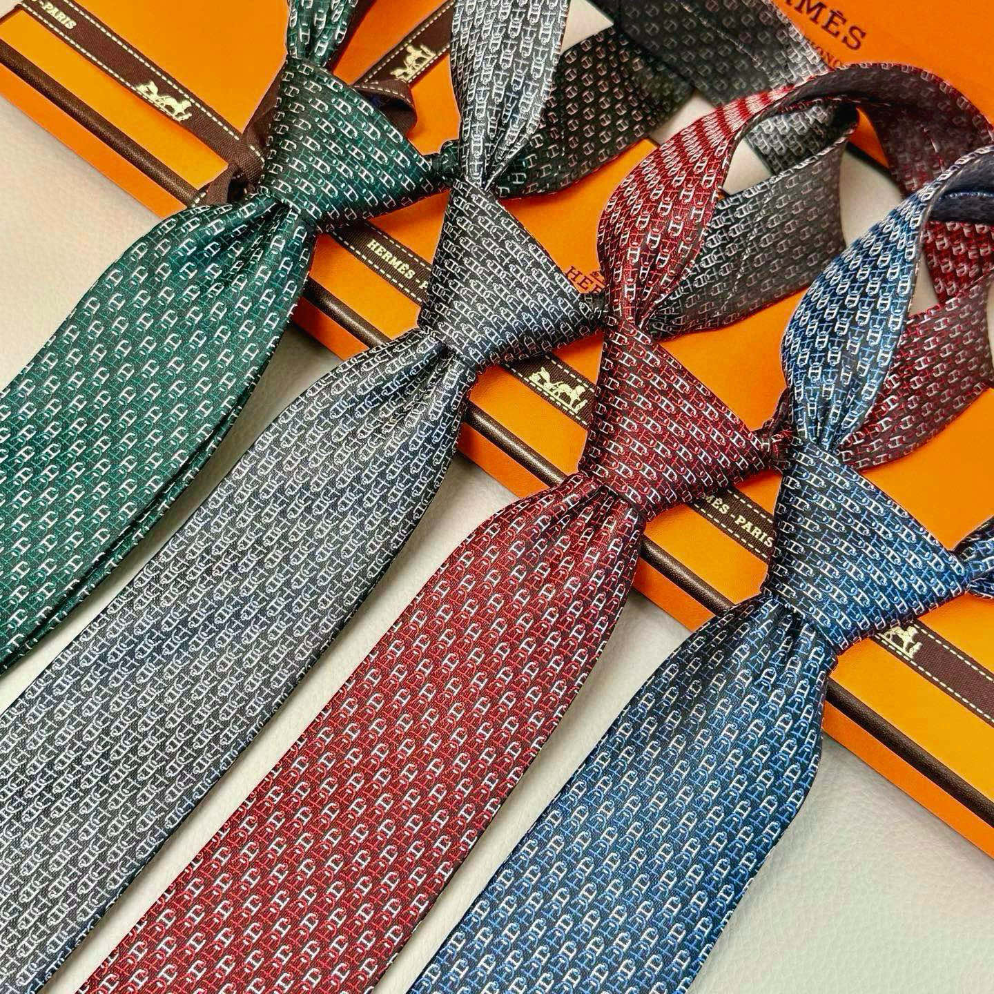 💖特价特价P👨‍⚖👨‍✈ 男士新款领带系列【H双色链环领带】👔👔，稀有H家每年都有一千条不同印花的领带面
