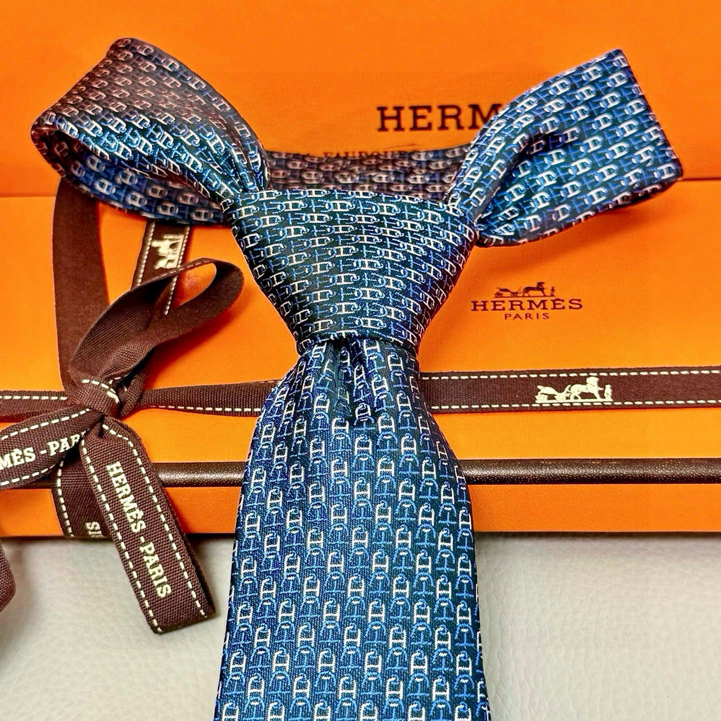 💖特价特价P👨‍⚖👨‍✈ 男士新款领带系列【H双色链环领带】👔👔，稀有H家每年都有一千条不同印花的领带面
