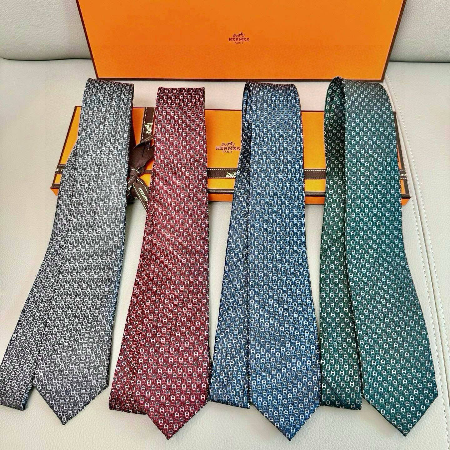 💖特价特价P👨‍⚖👨‍✈ 男士新款领带系列【H双色链环领带】👔👔，稀有H家每年都有一千条不同印花的领带面