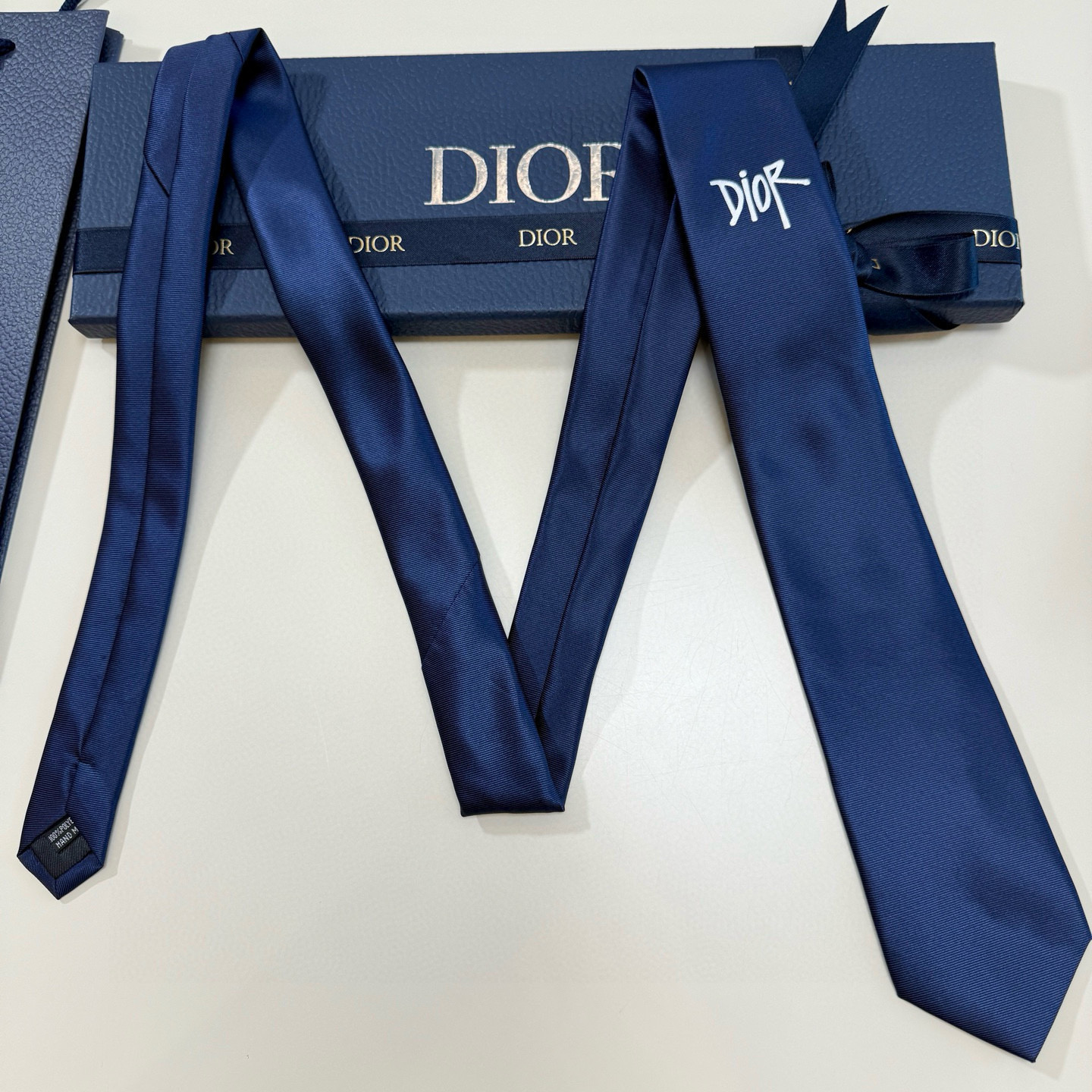 特价特价P爆款到👏👏新款迪奥领带 👔👔Dior男士稀有😻😻展现精湛手工与时尚优雅的理想选择，这款采用DO