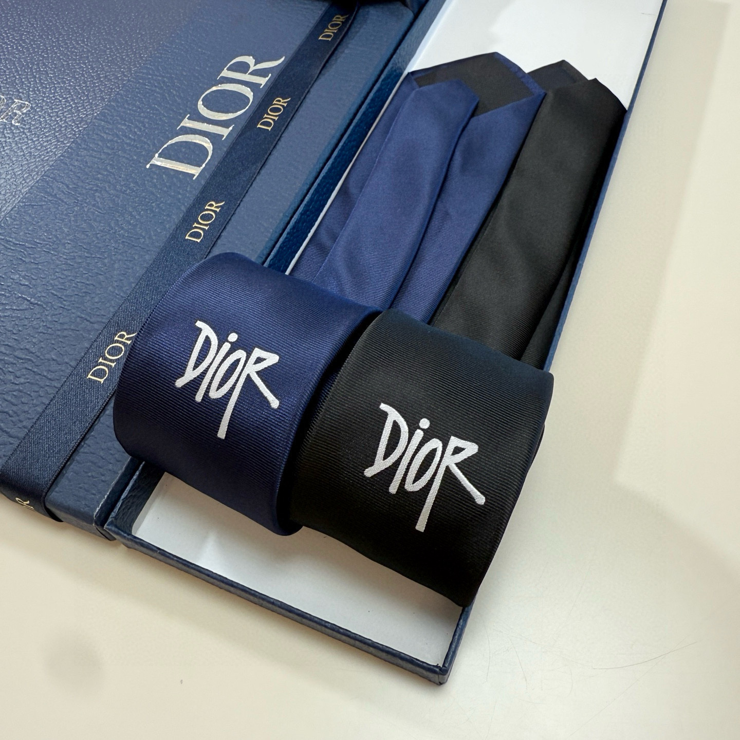特价特价P爆款到👏👏新款迪奥领带 👔👔Dior男士稀有😻😻展现精湛手工与时尚优雅的理想选择，这款采用DO