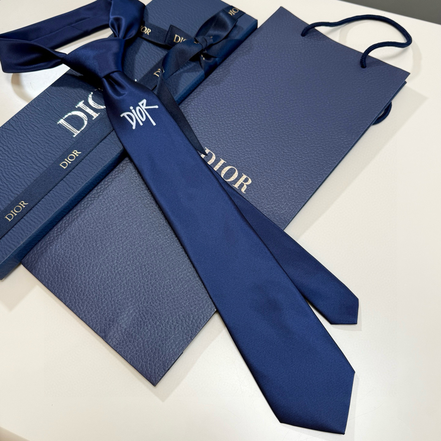 特价特价P爆款到👏👏新款迪奥领带 👔👔Dior男士稀有😻😻展现精湛手工与时尚优雅的理想选择，这款采用DO