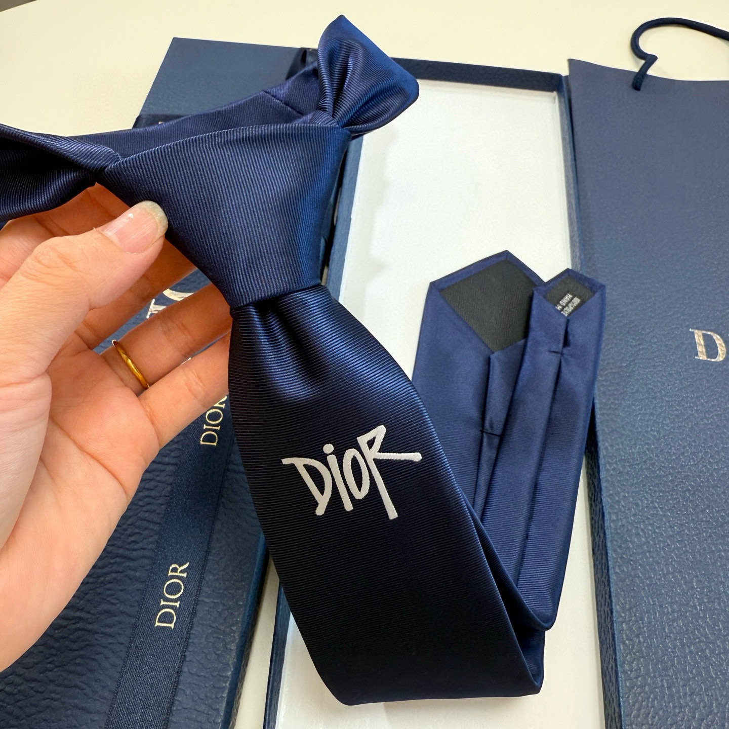 特价特价P爆款到👏👏新款迪奥领带 👔👔Dior男士稀有😻😻展现精湛手工与时尚优雅的理想选择，这款采用DO