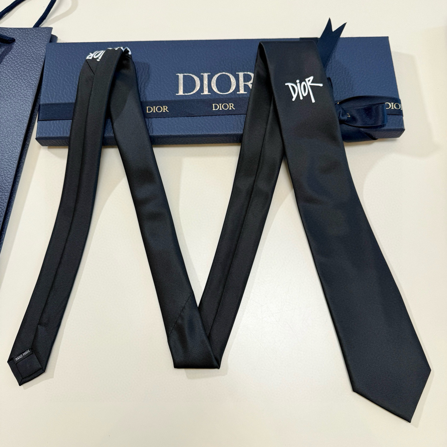 特价特价P爆款到👏👏新款迪奥领带 👔👔Dior男士稀有😻😻展现精湛手工与时尚优雅的理想选择，这款采用DO