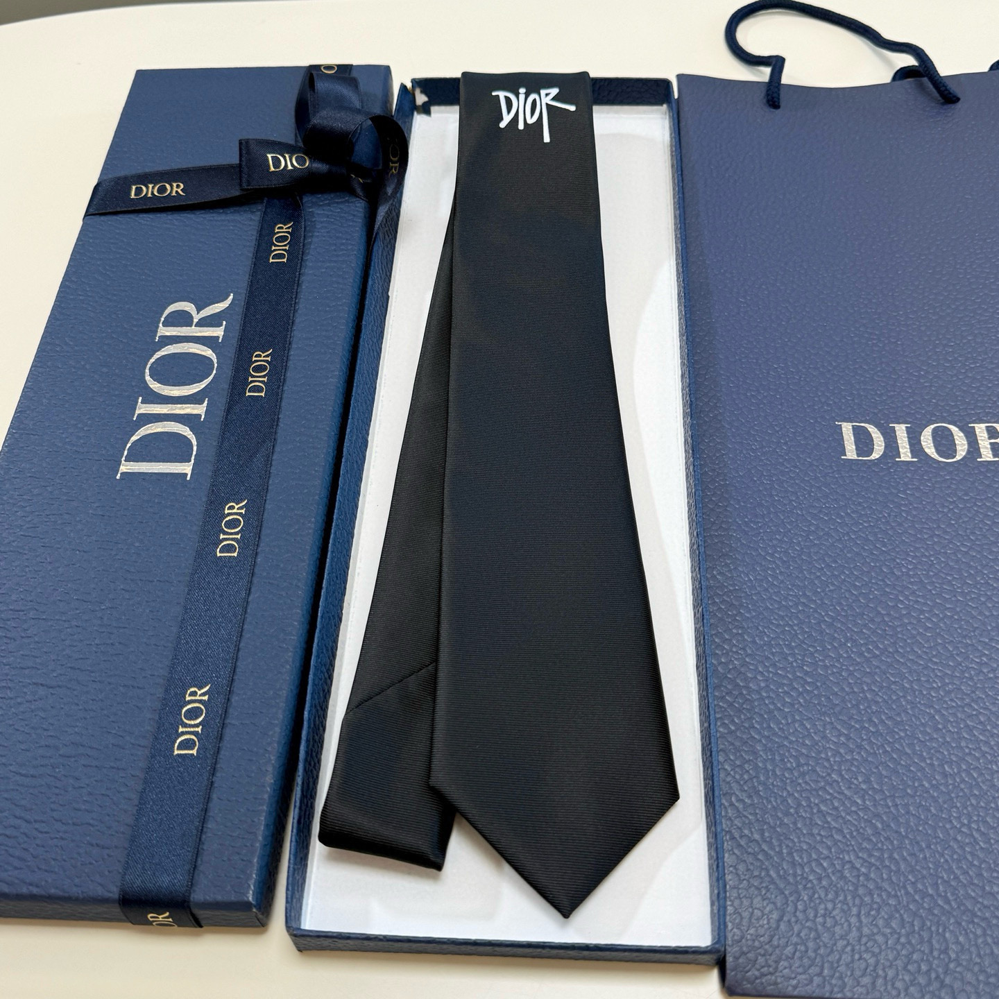 特价特价P爆款到👏👏新款迪奥领带 👔👔Dior男士稀有😻😻展现精湛手工与时尚优雅的理想选择，这款采用DO