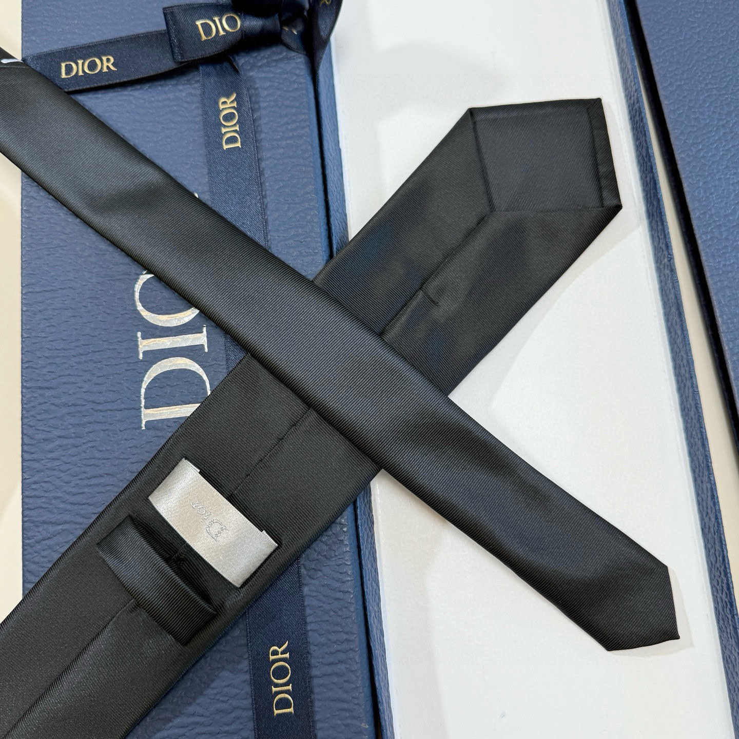 特价特价P爆款到👏👏新款迪奥领带 👔👔Dior男士稀有😻😻展现精湛手工与时尚优雅的理想选择，这款采用DO