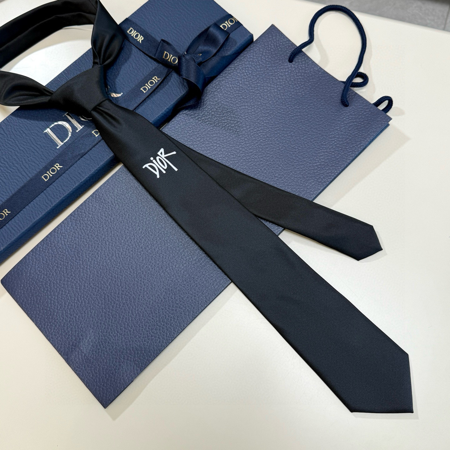 特价特价P爆款到👏👏新款迪奥领带 👔👔Dior男士稀有😻😻展现精湛手工与时尚优雅的理想选择，这款采用DO