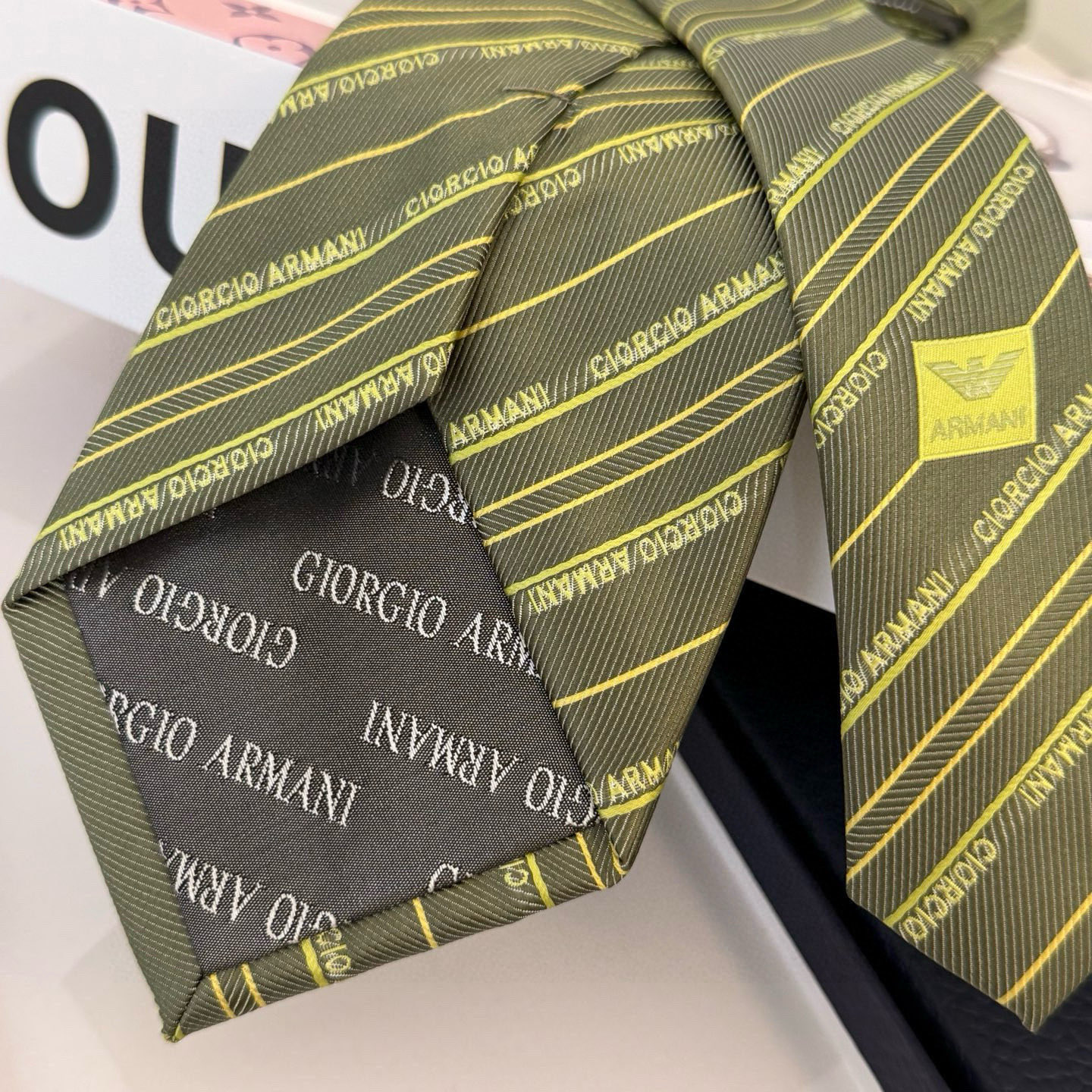 特价💰阿玛尼男士领带 此款 EMPORIO ARMANI 领带采用经典的箭头型剪裁，是现代商务男士参加正