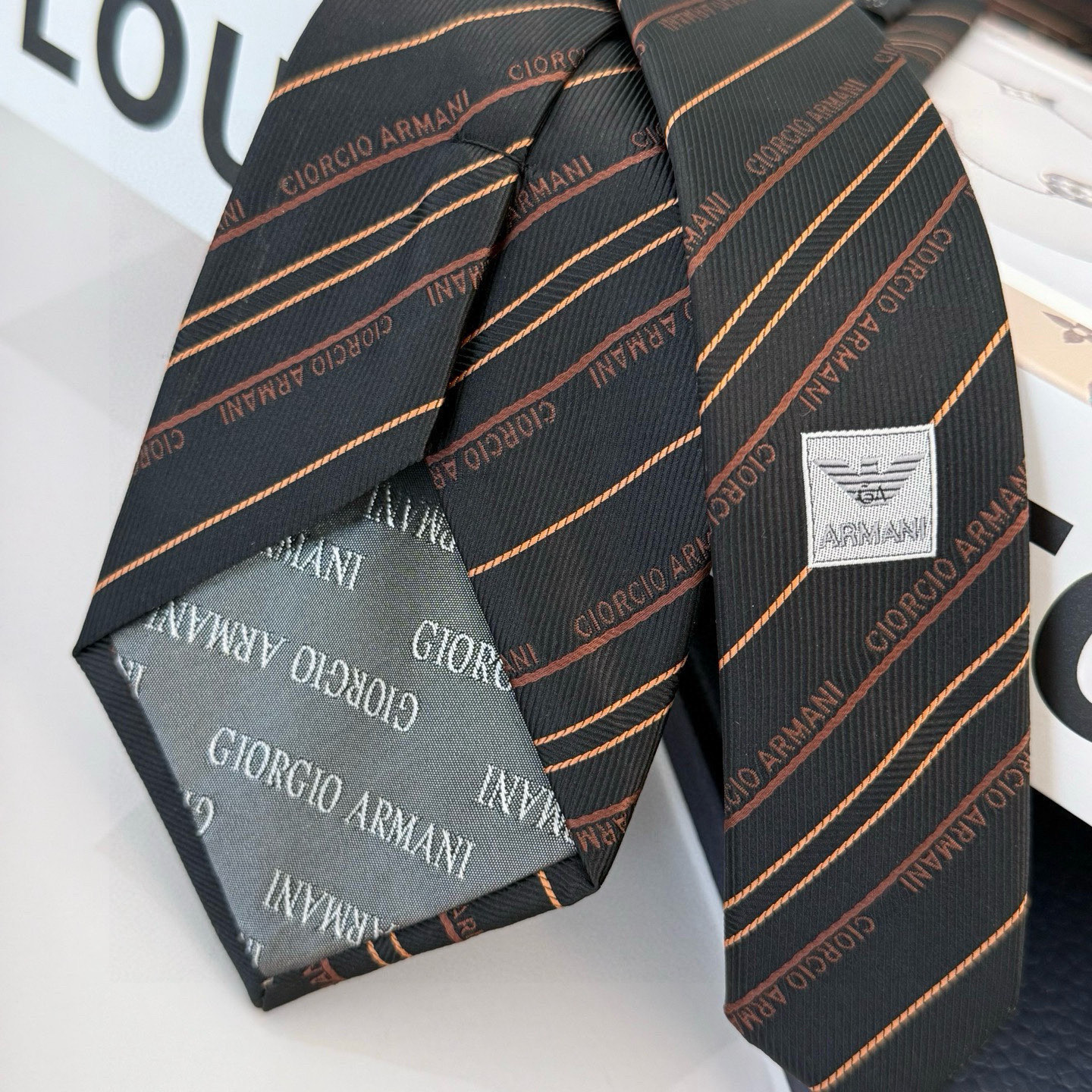 特价💰阿玛尼男士领带 此款 EMPORIO ARMANI 领带采用经典的箭头型剪裁，是现代商务男士参加正