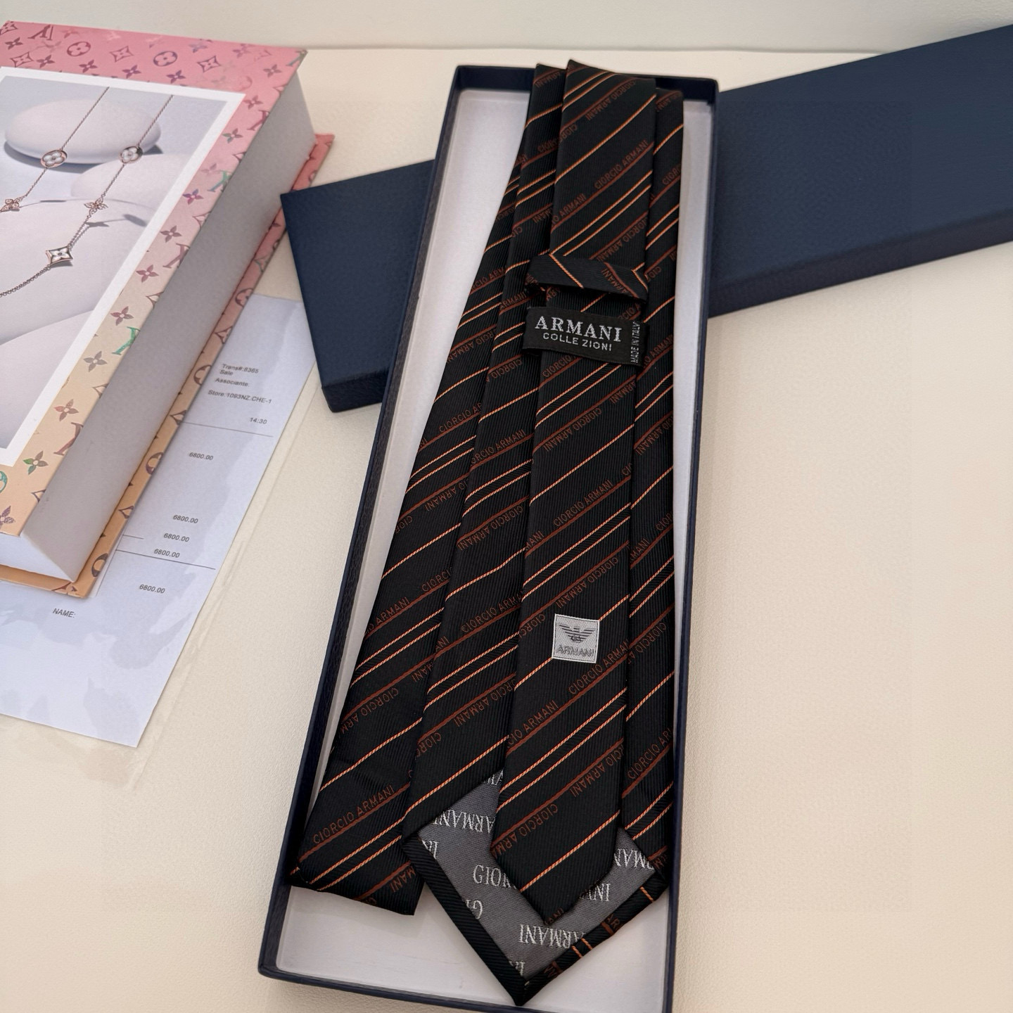 特价💰阿玛尼男士领带 此款 EMPORIO ARMANI 领带采用经典的箭头型剪裁，是现代商务男士参加正