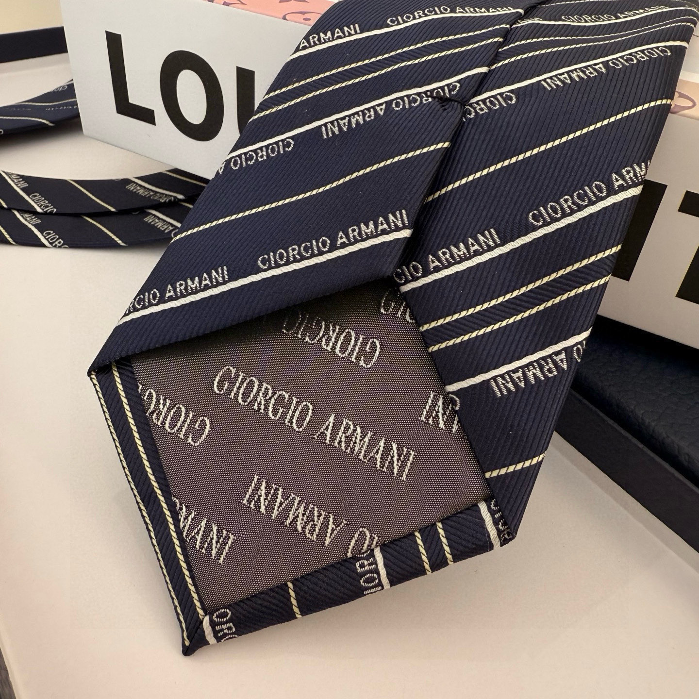 特价💰阿玛尼男士领带 此款 EMPORIO ARMANI 领带采用经典的箭头型剪裁，是现代商务男士参加正