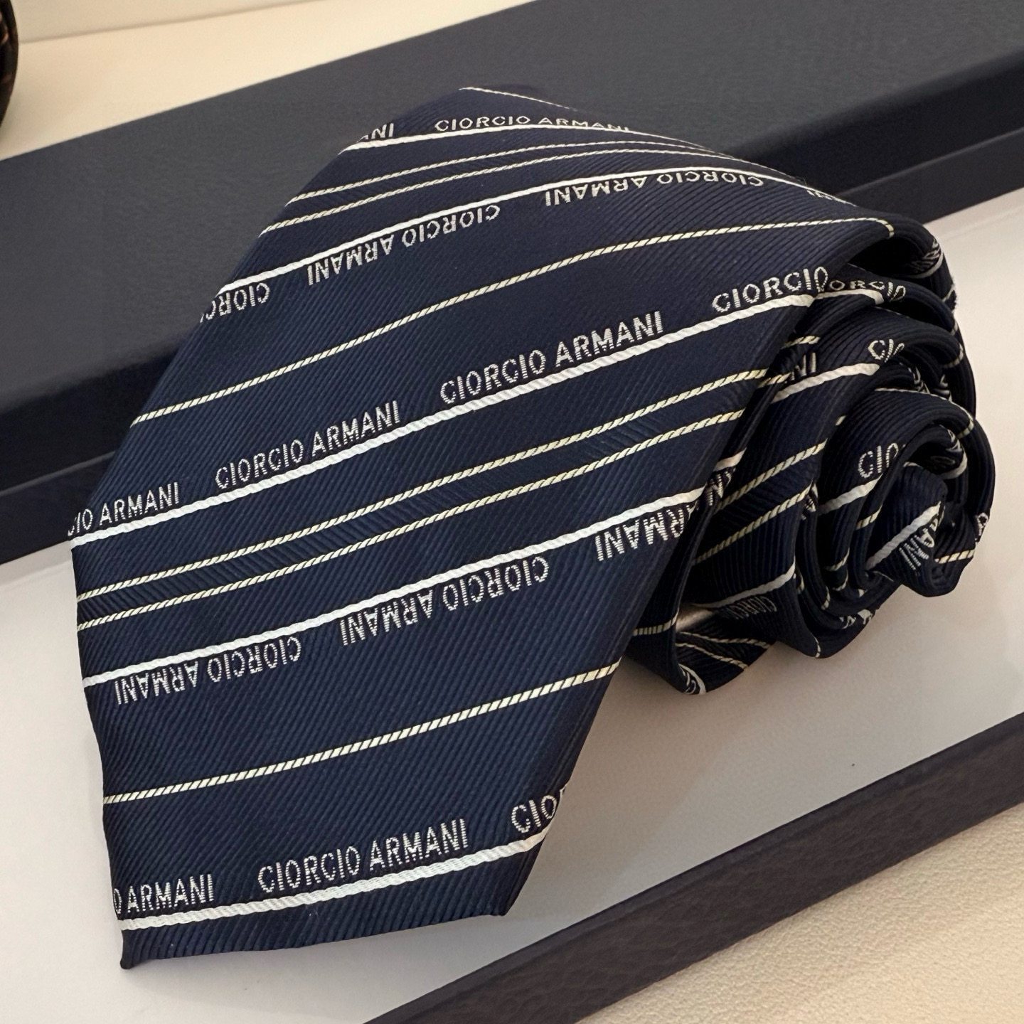 特价💰阿玛尼男士领带 此款 EMPORIO ARMANI 领带采用经典的箭头型剪裁，是现代商务男士参加正