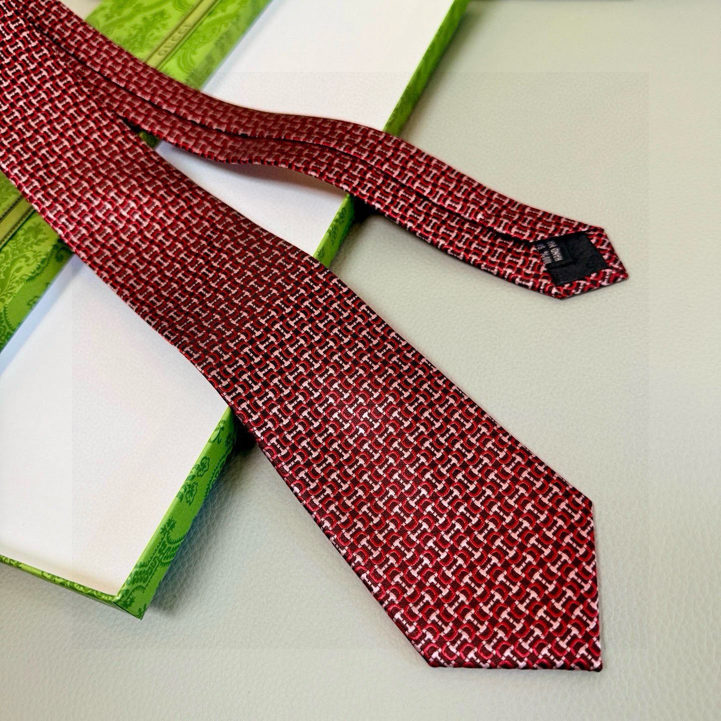 特价💰男士新款领带系列【镂空H字母领带】👔👔，稀有H家每年都有一千条不同印花的领带面世，从最初的多以几何