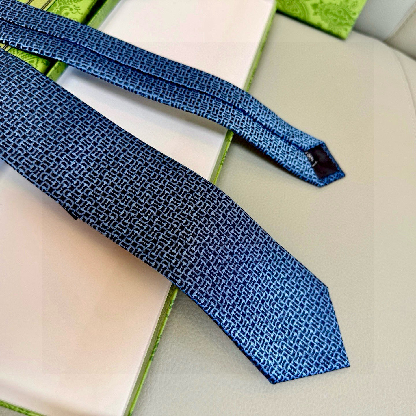 特价💰男士新款领带系列【镂空H字母领带】👔👔，稀有H家每年都有一千条不同印花的领带面世，从最初的多以几何