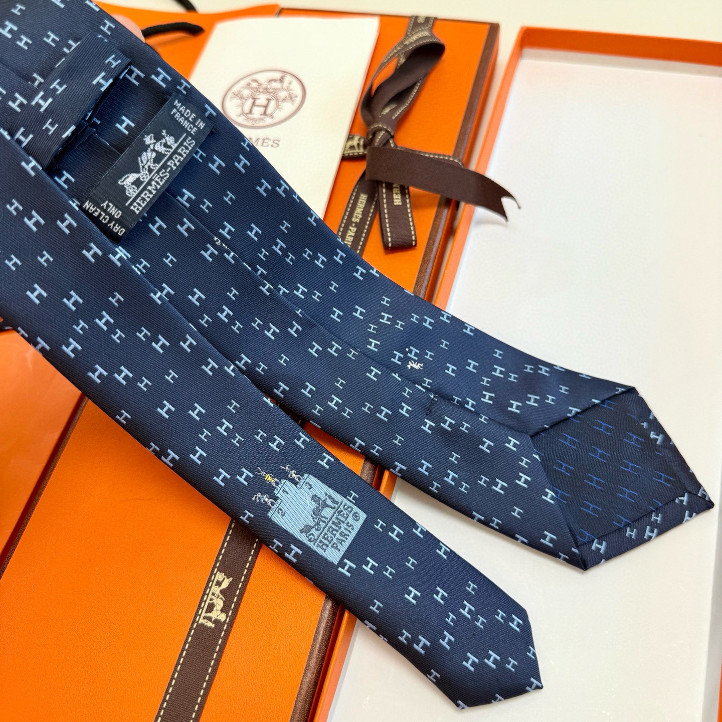 特价 爱马仕官方同步男士领带，稀有爱马仕家每年都有一千条不同印花的领带面世，从最初的多以几何图案表现骑术