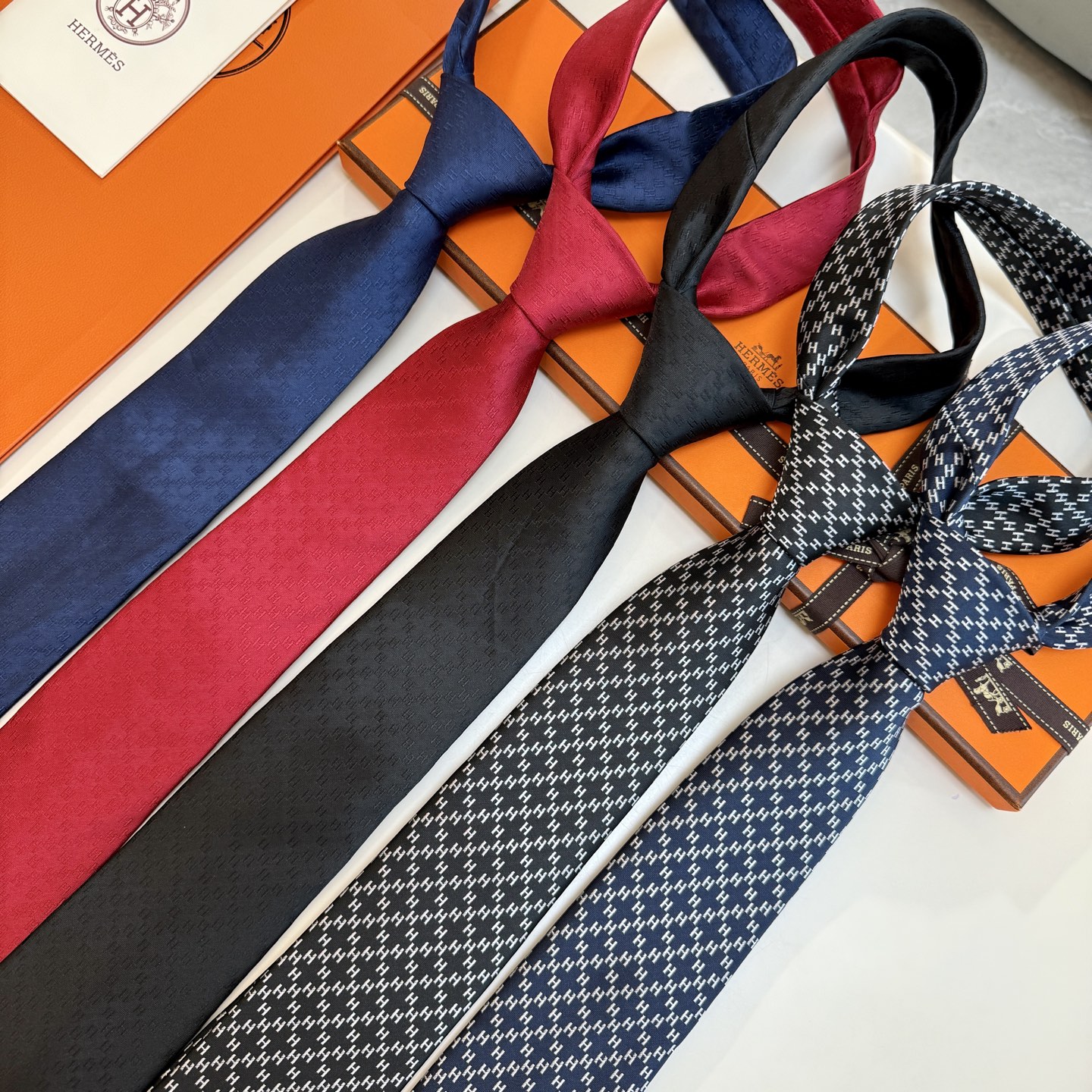 特价。男士新款领带系列【H暗纹标志领带】👔👔，稀有H家每年都有一千条不同印花的领带面世，从最初的多以几何