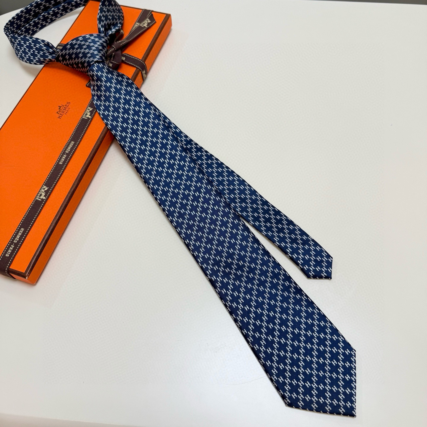 特价。男士新款领带系列【H暗纹标志领带】👔👔，稀有H家每年都有一千条不同印花的领带面世，从最初的多以几何