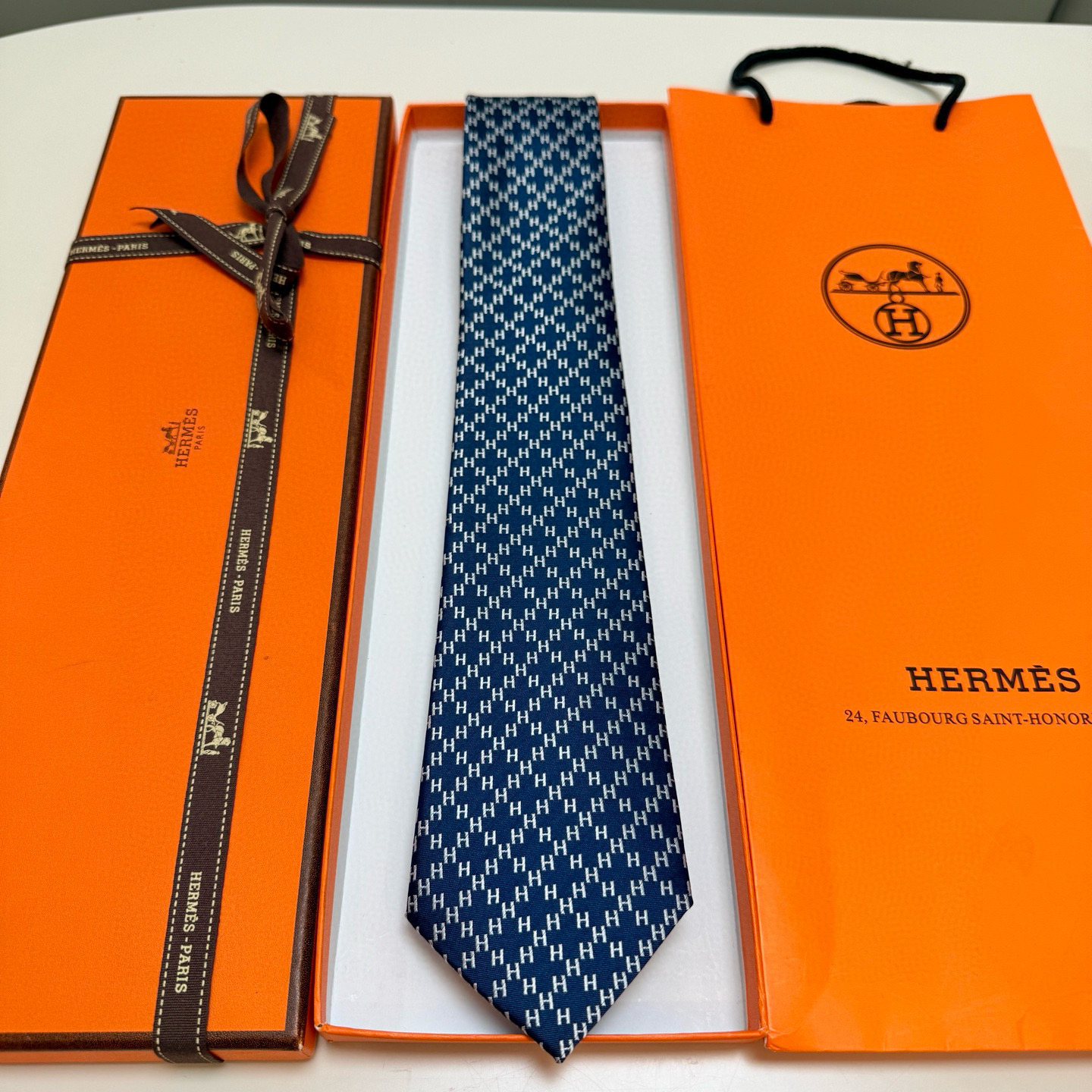 特价。男士新款领带系列【H暗纹标志领带】👔👔，稀有H家每年都有一千条不同印花的领带面世，从最初的多以几何