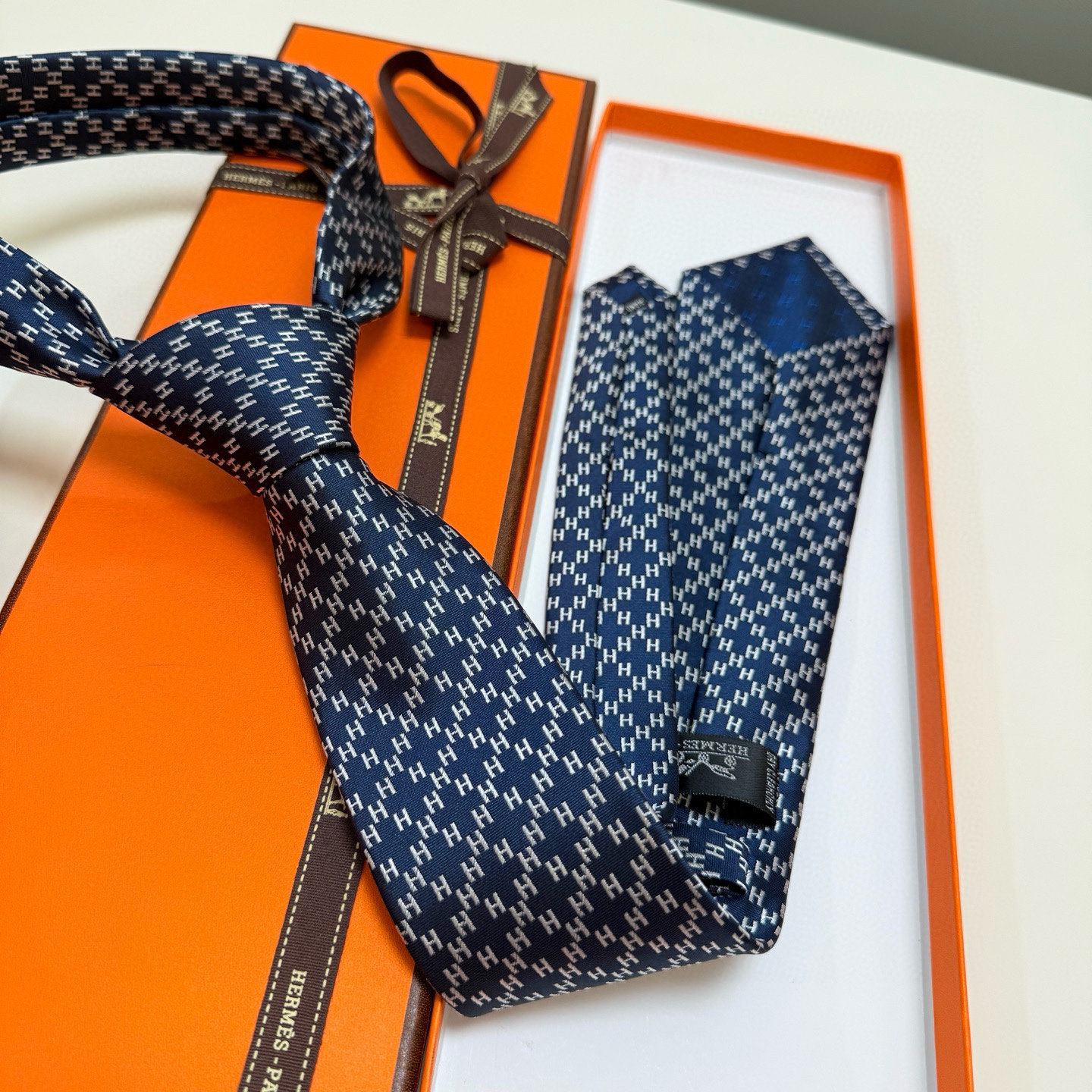 特价。男士新款领带系列【H暗纹标志领带】👔👔，稀有H家每年都有一千条不同印花的领带面世，从最初的多以几何
