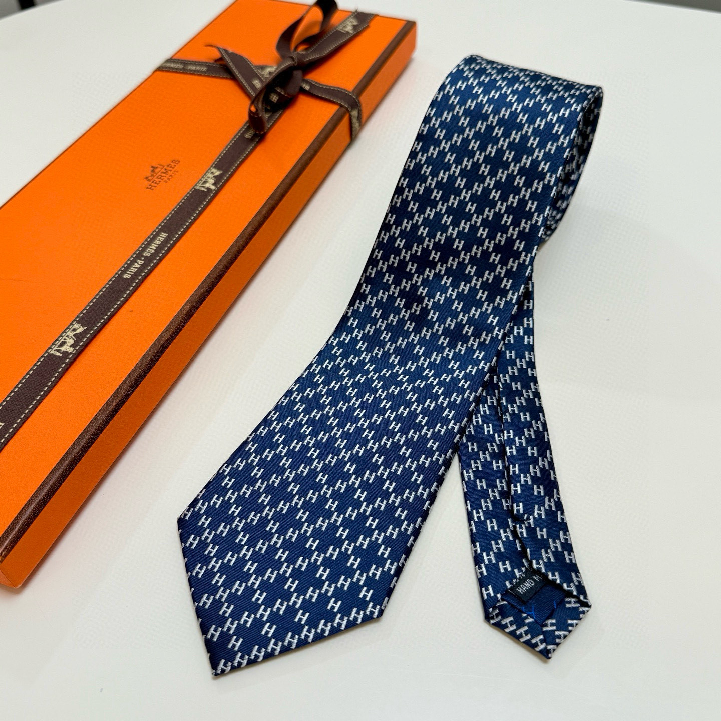 特价。男士新款领带系列【H暗纹标志领带】👔👔，稀有H家每年都有一千条不同印花的领带面世，从最初的多以几何