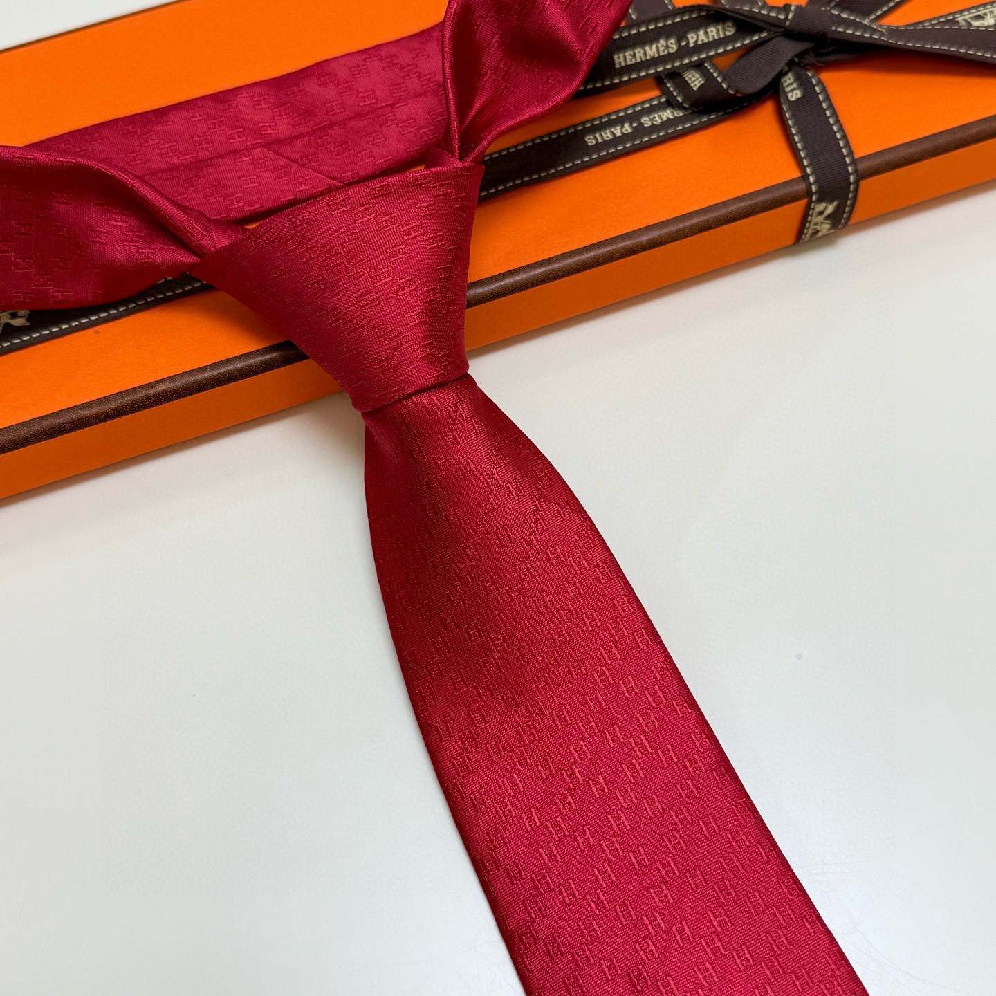 特价。男士新款领带系列【H暗纹标志领带】👔👔，稀有H家每年都有一千条不同印花的领带面世，从最初的多以几何