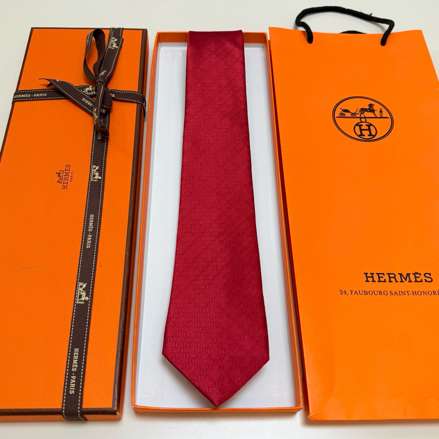 特价。男士新款领带系列【H暗纹标志领带】👔👔，稀有H家每年都有一千条不同印花的领带面世，从最初的多以几何