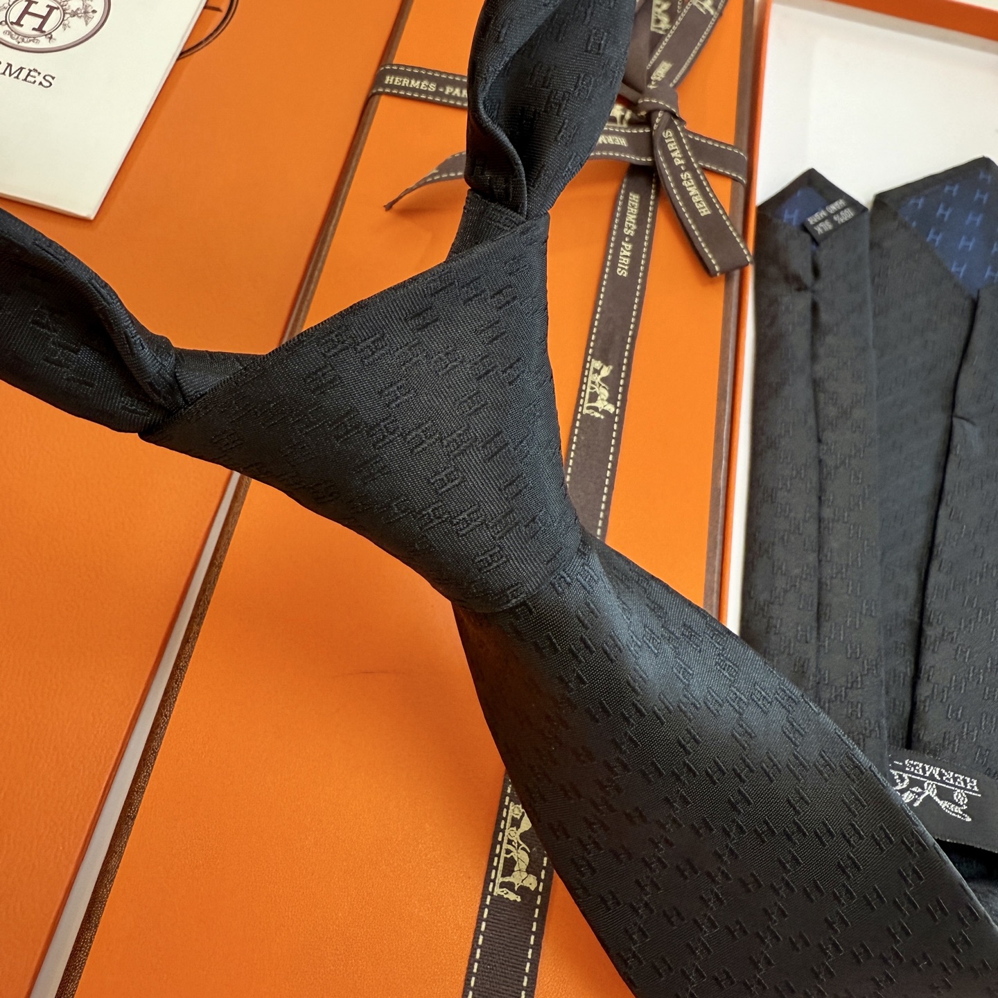 特价。男士新款领带系列【H暗纹标志领带】👔👔，稀有H家每年都有一千条不同印花的领带面世，从最初的多以几何