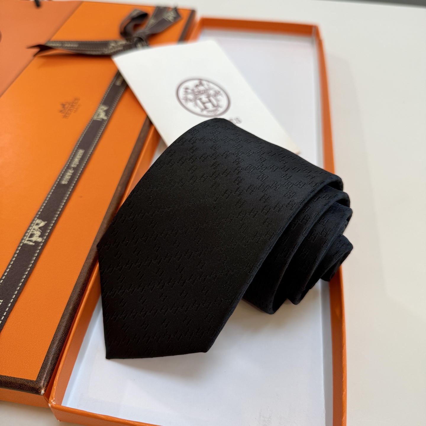 特价。男士新款领带系列【H暗纹标志领带】👔👔，稀有H家每年都有一千条不同印花的领带面世，从最初的多以几何