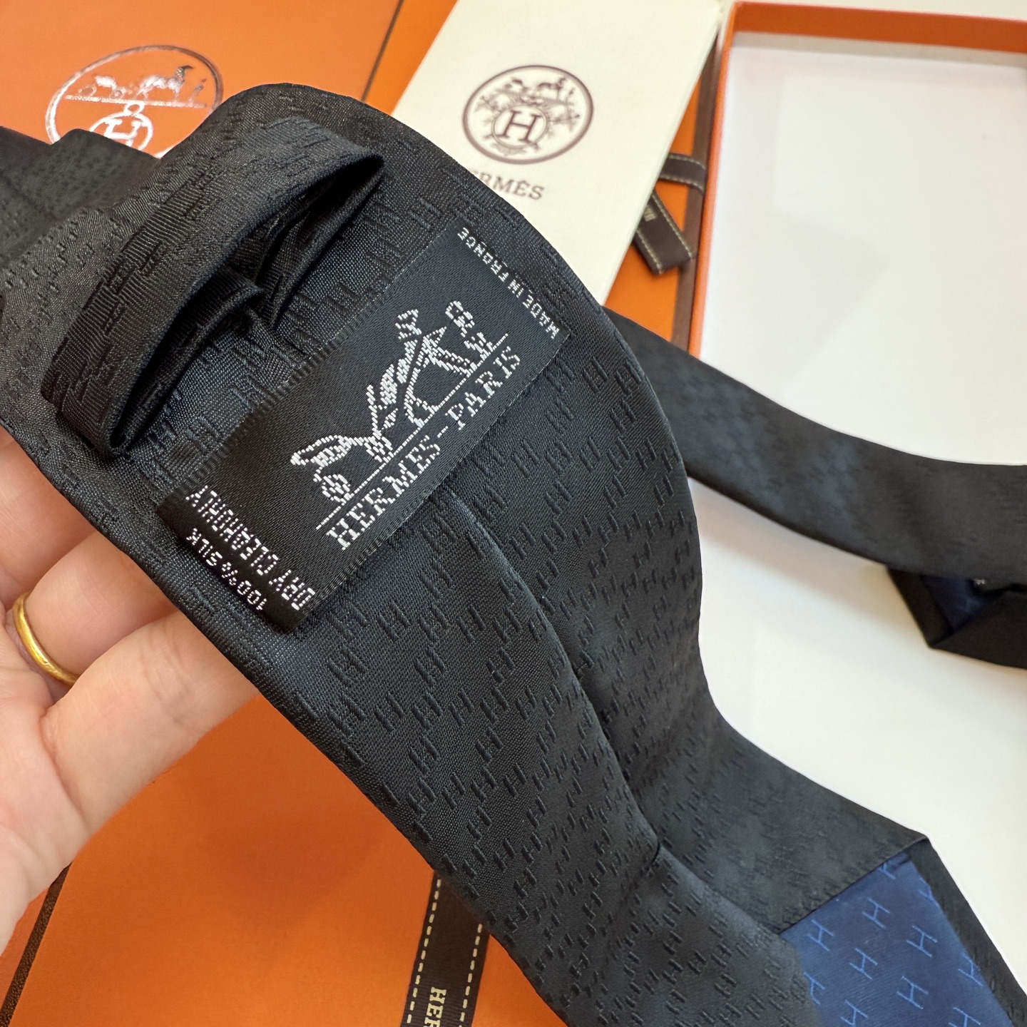 特价。男士新款领带系列【H暗纹标志领带】👔👔，稀有H家每年都有一千条不同印花的领带面世，从最初的多以几何