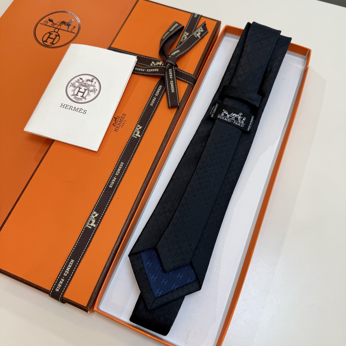 特价。男士新款领带系列【H暗纹标志领带】👔👔，稀有H家每年都有一千条不同印花的领带面世，从最初的多以几何