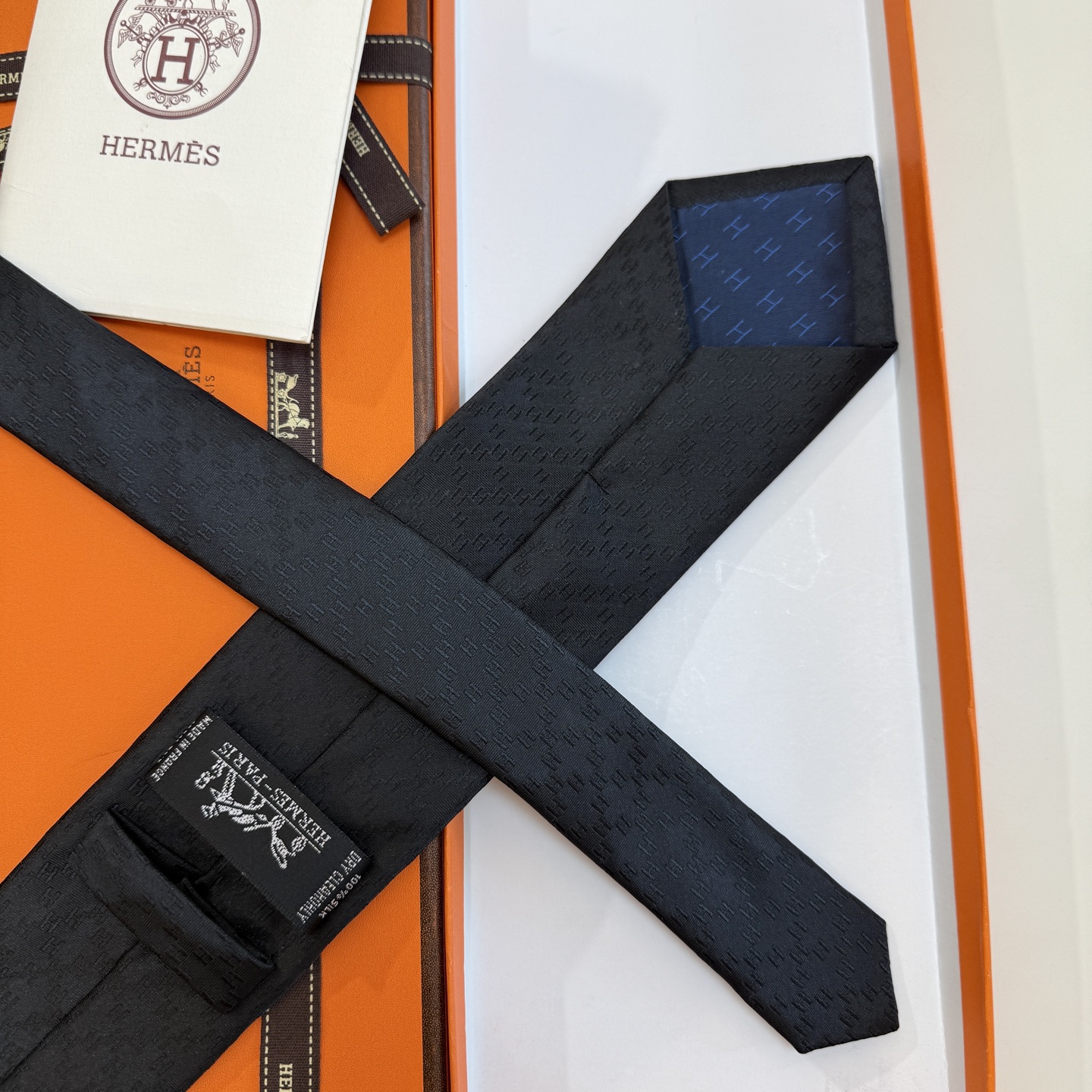 特价。男士新款领带系列【H暗纹标志领带】👔👔，稀有H家每年都有一千条不同印花的领带面世，从最初的多以几何