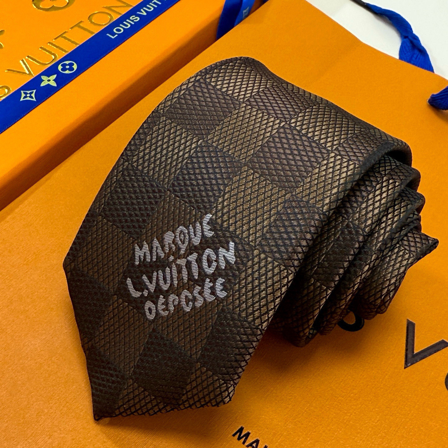 特价。 专柜同步新款 LV棋盘格领带👔👔，稀有😻😻展现精湛手工与时尚优雅的理想选择，这款领带将标志性的路