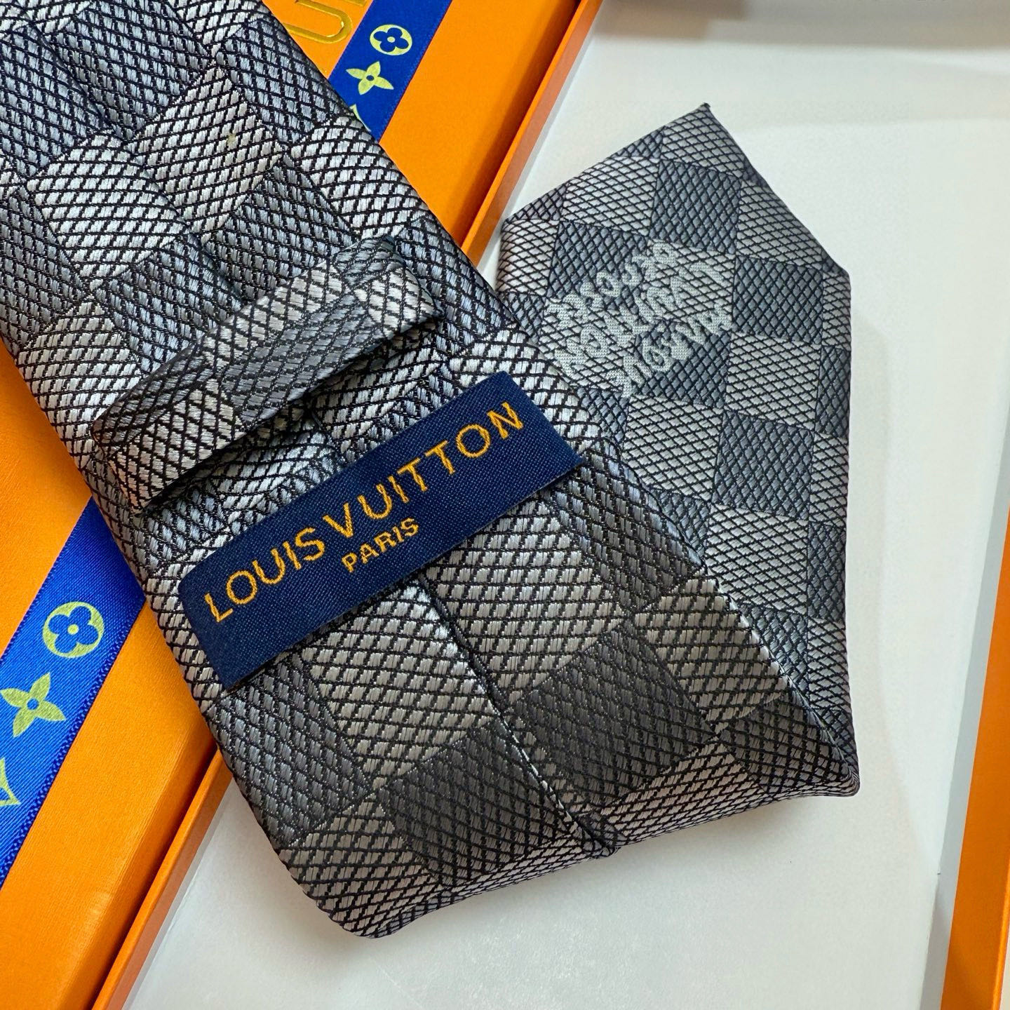 特价。 专柜同步新款 LV棋盘格领带👔👔，稀有😻😻展现精湛手工与时尚优雅的理想选择，这款领带将标志性的路