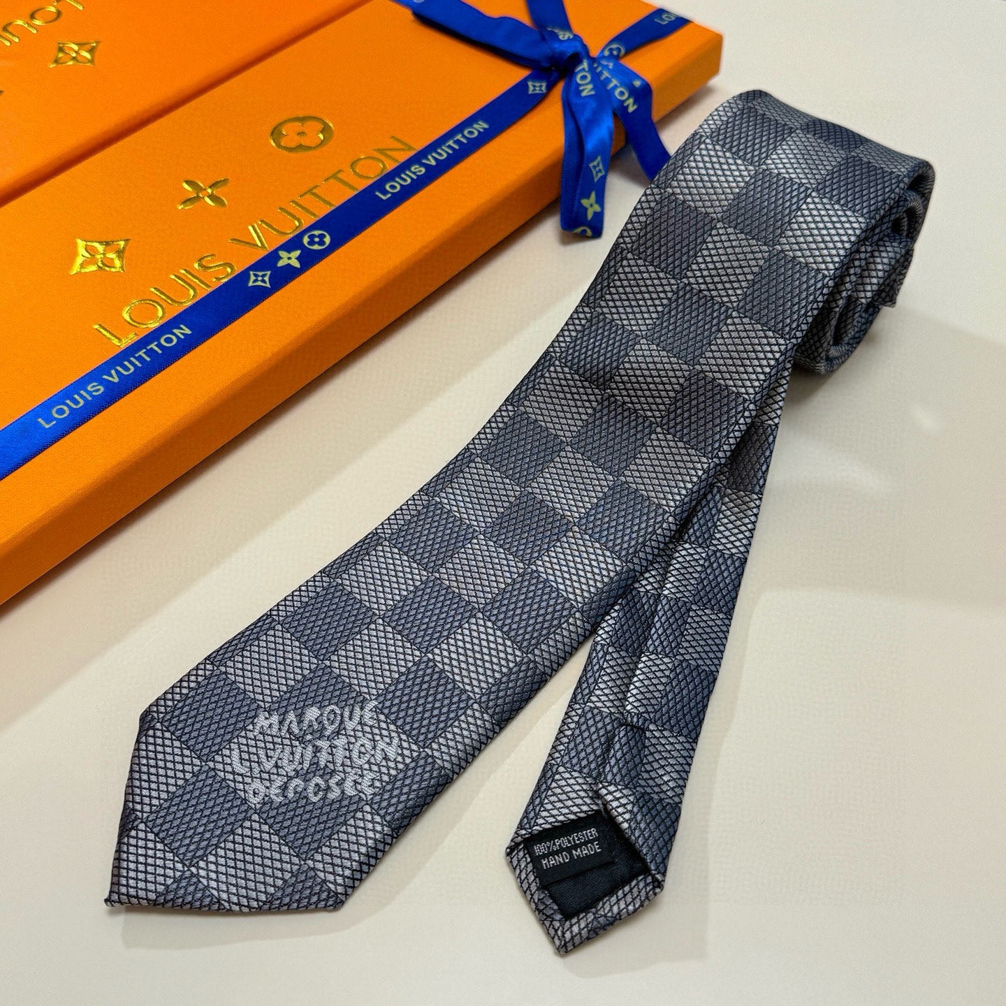 特价。 专柜同步新款 LV棋盘格领带👔👔，稀有😻😻展现精湛手工与时尚优雅的理想选择，这款领带将标志性的路